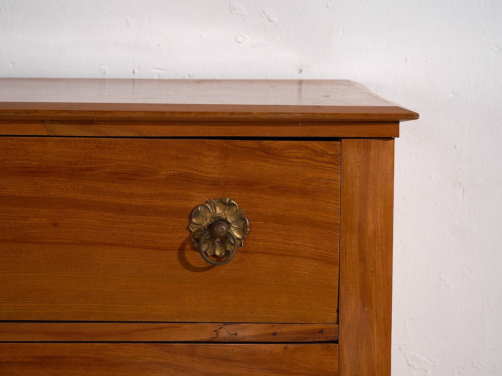 Ancienne commode Biedermeier avec ferrures en forme de fleurs (vers 1850)