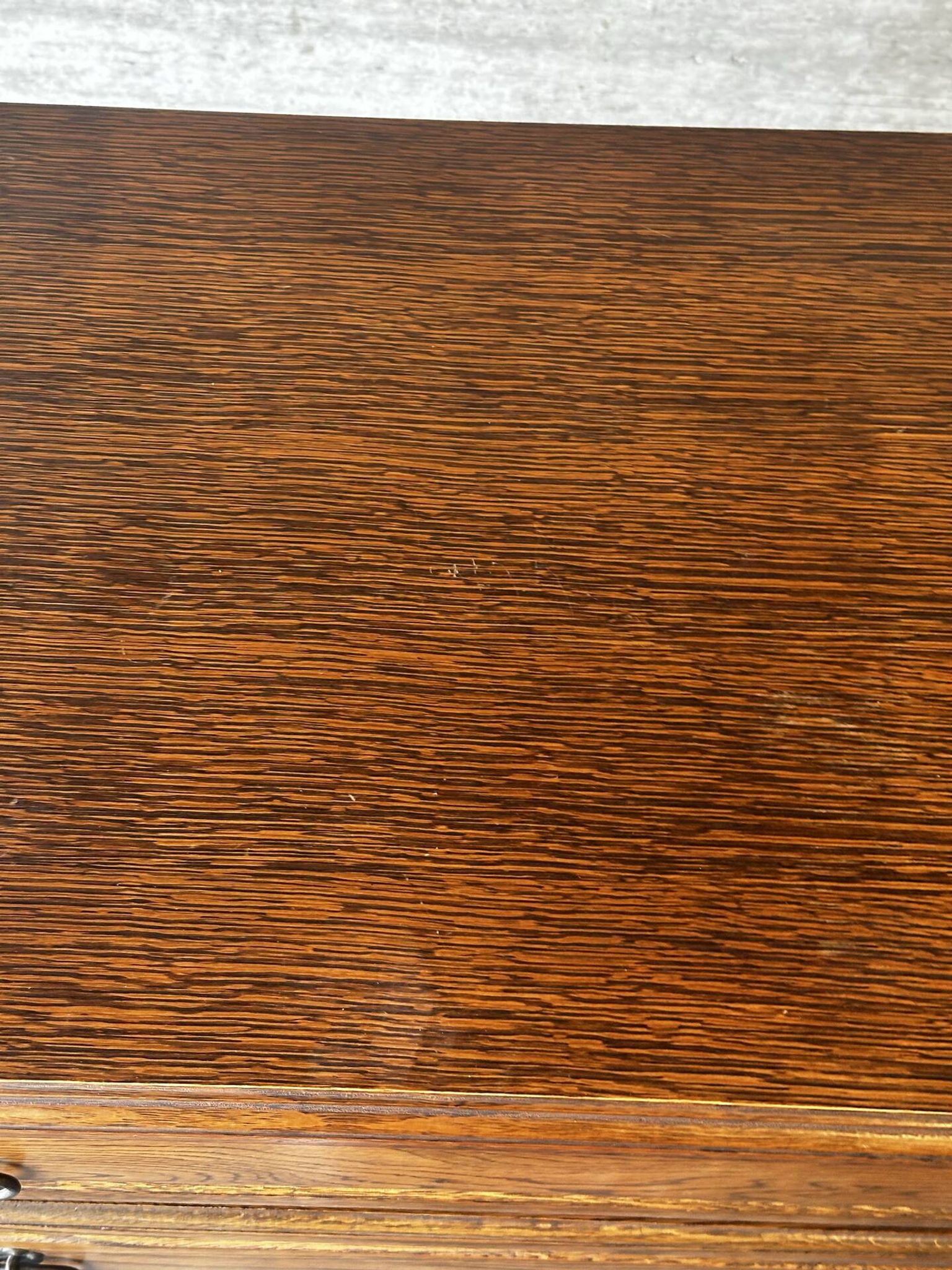 Vintage oak and veneer chest of drawers with 4 drawers.