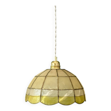 Suspension antique lampshade in beige, white, and yellow mother-of-pearl.