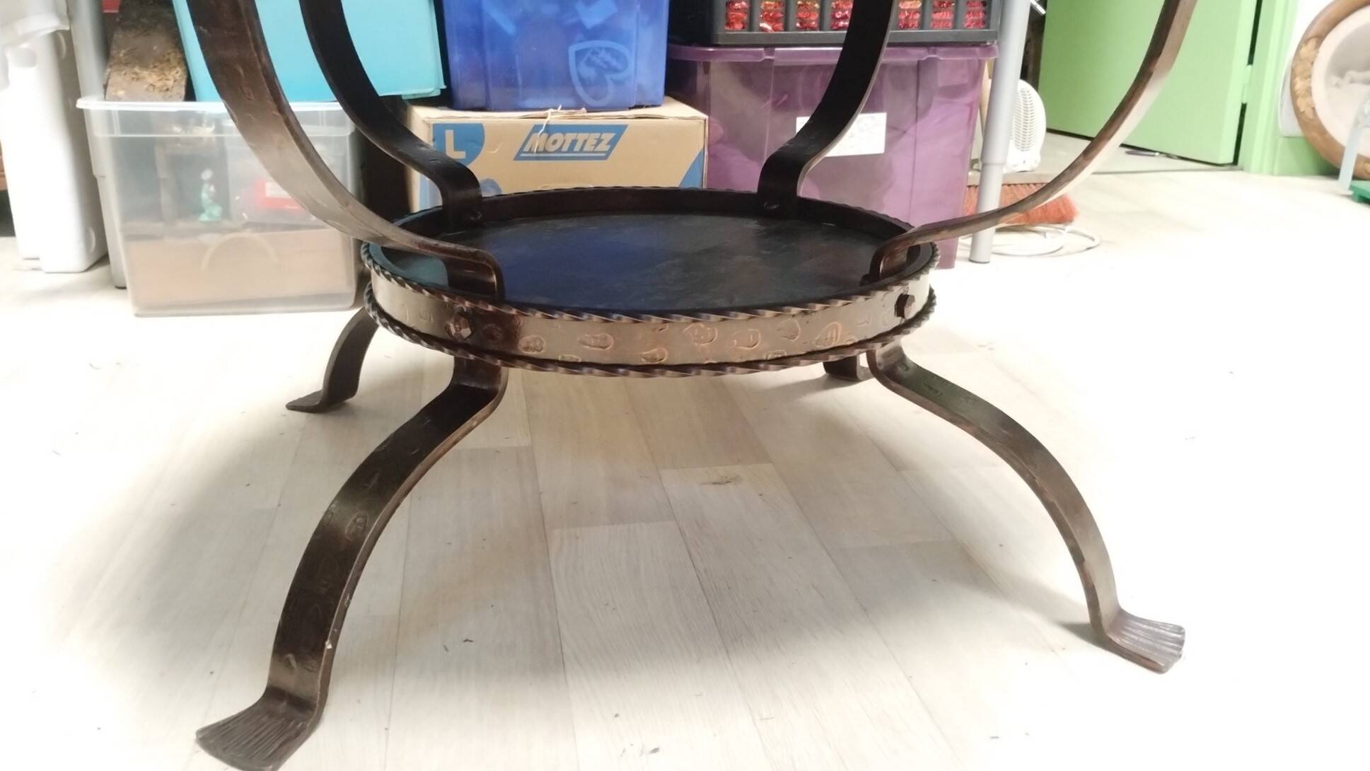 Round coffee table in wrought iron and marble