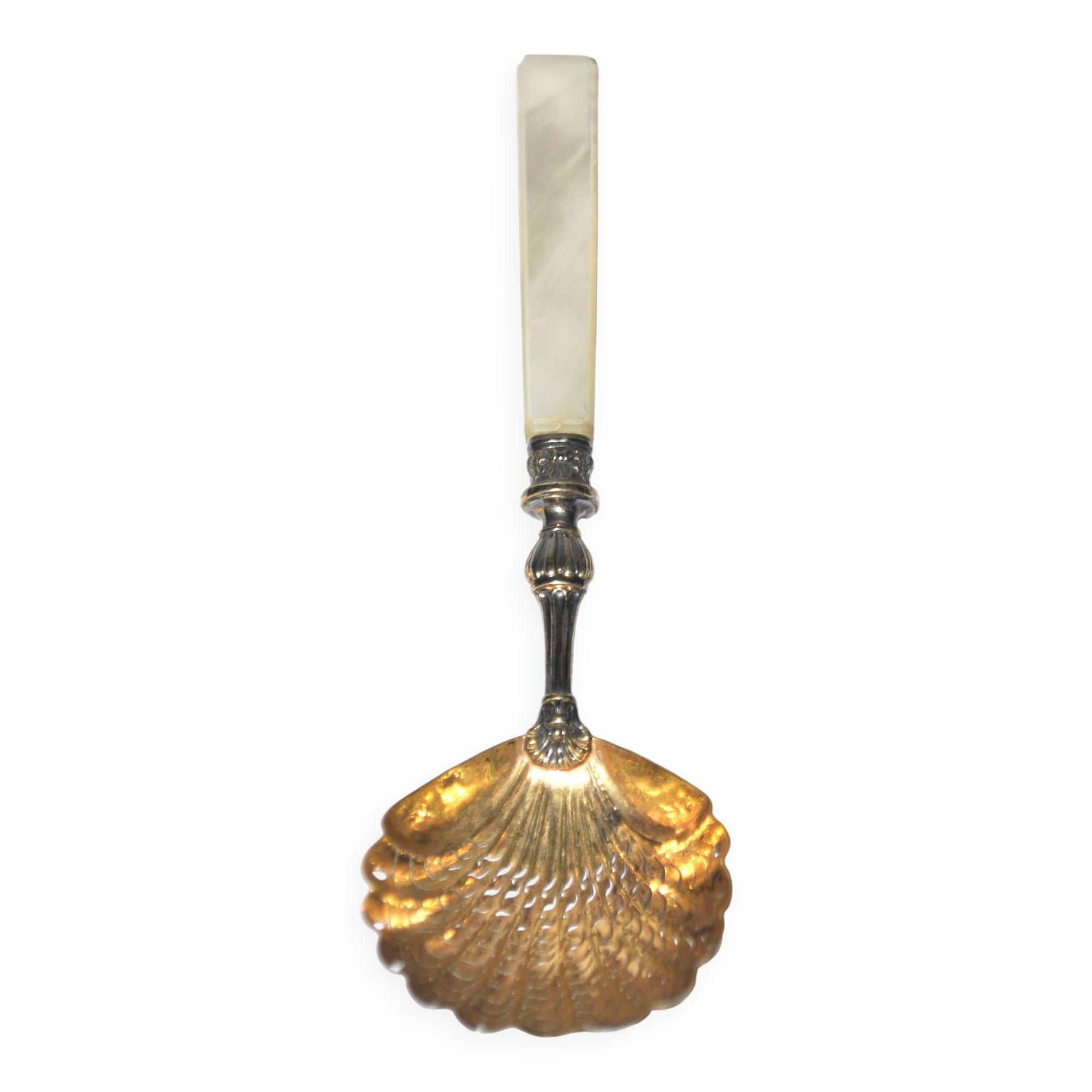 Empire sprinkling spoon in gilded silver vermeil and mother-of-pearl, 19th century.