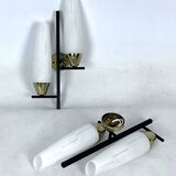 Paire de appliques à double lumière du milieu du siècle en laiton et verre opalin. Italie des années 1950