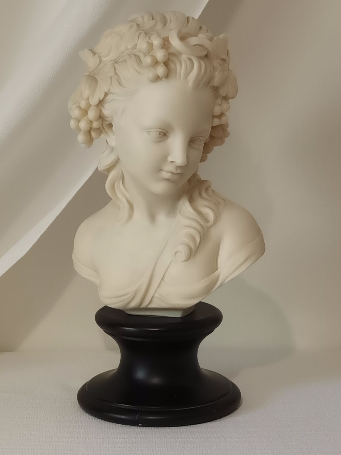 Bust young girl resin and marble XXth