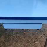 Table en formica bleu