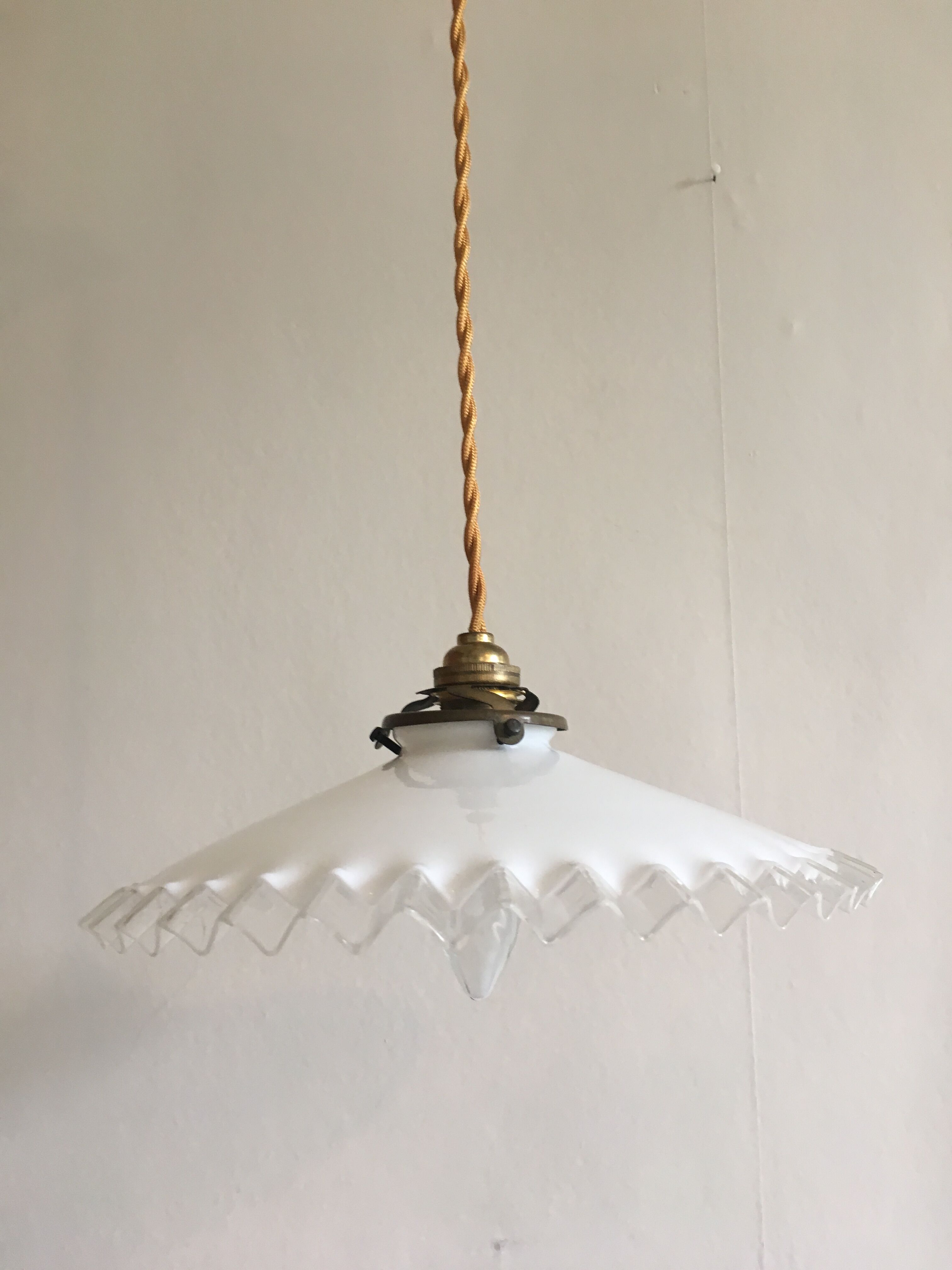 Suspension in serrated white opaline