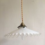 Suspension in serrated white opaline