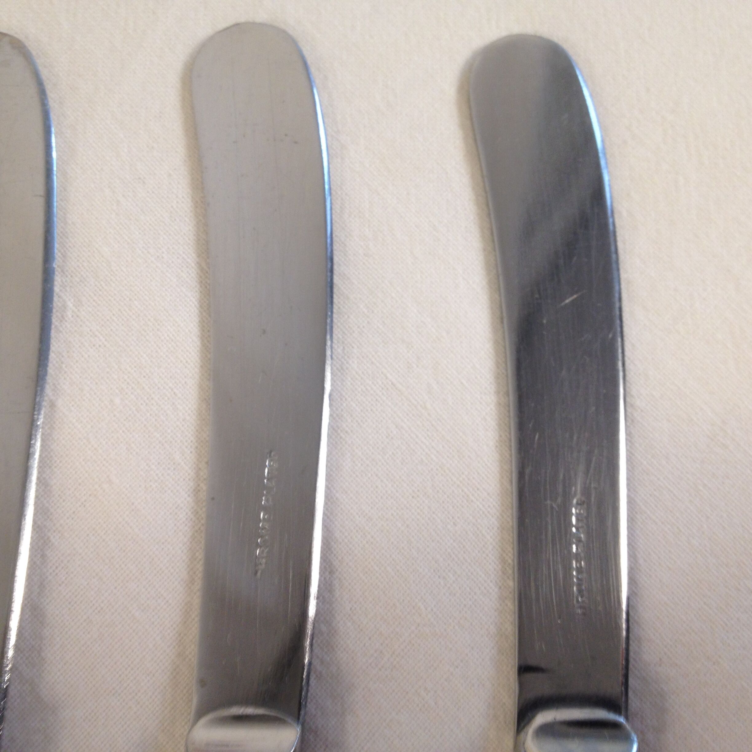 6 English butter knives
