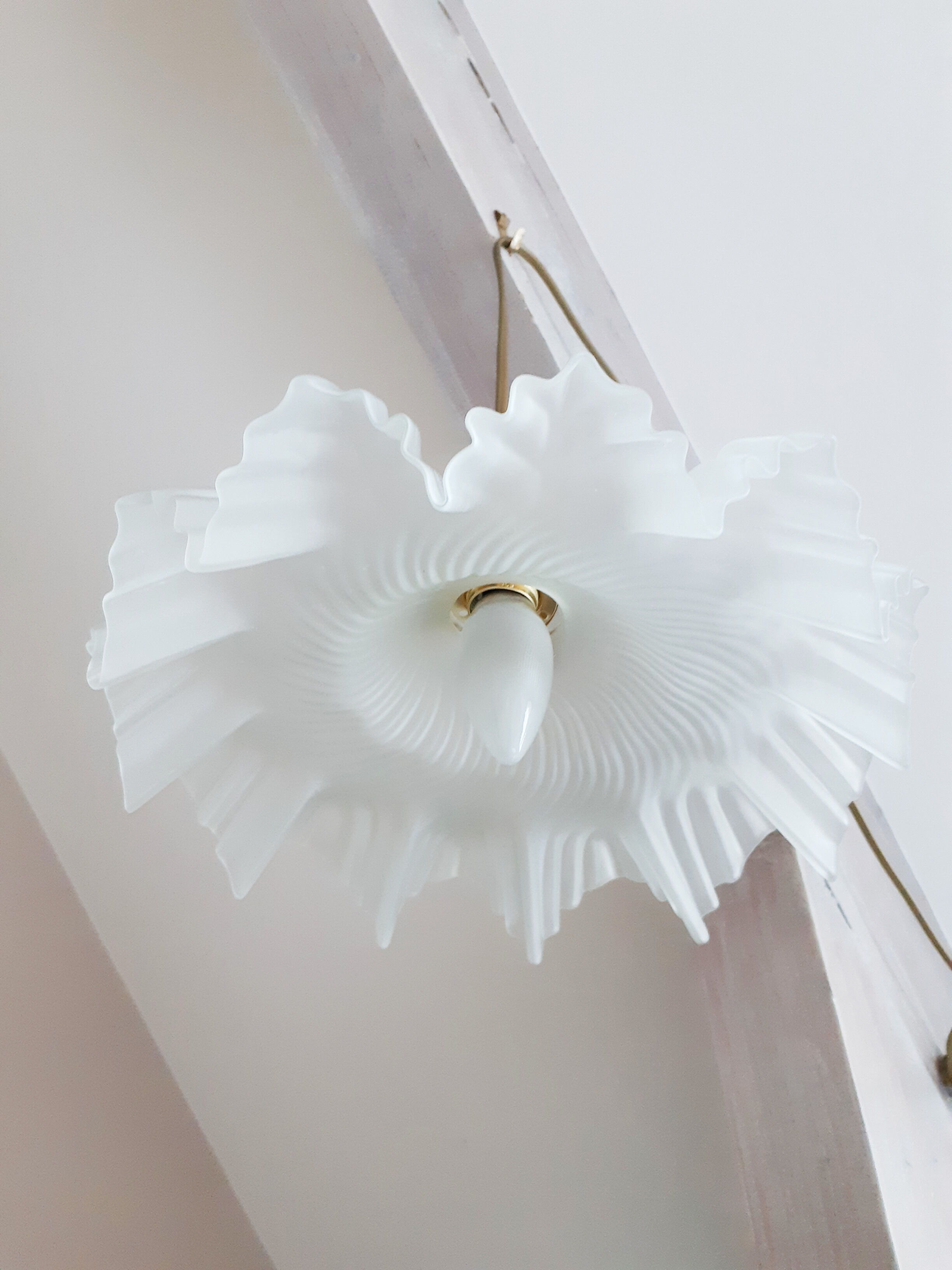 Suspension in frosted white opaline