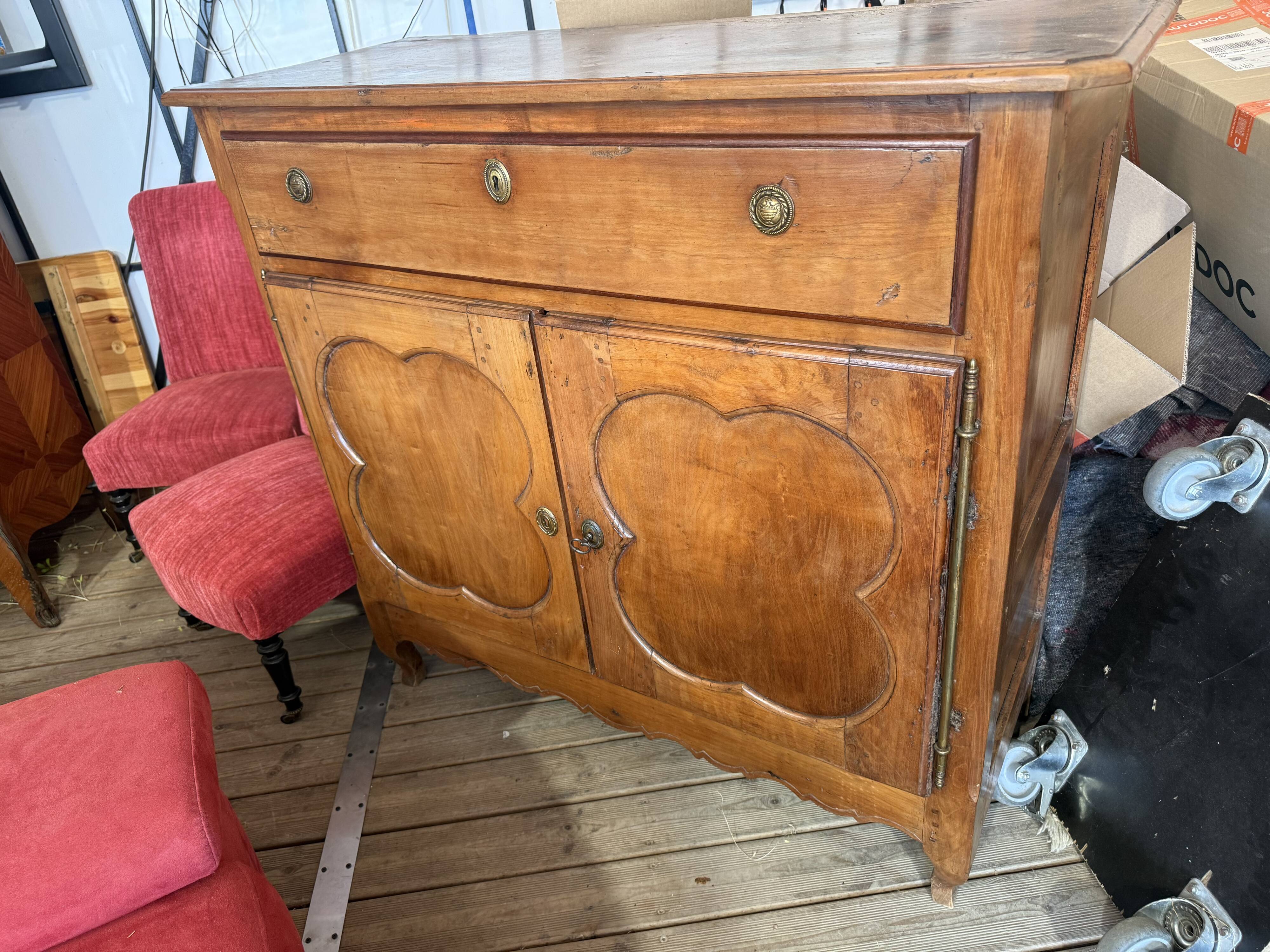 Buffet bas en merisier - Modèle à cœurs