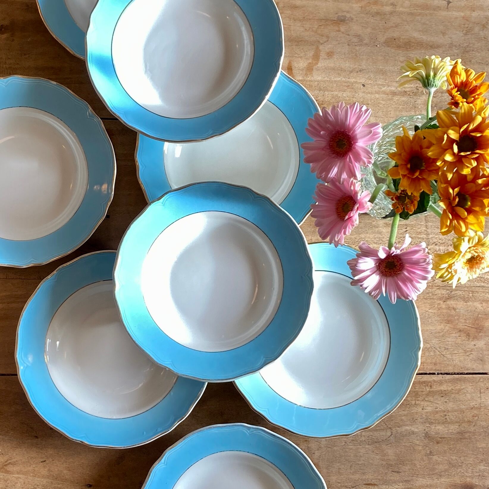 Lot de 8 assiettes creuse vintage bleues, blanches et dorées