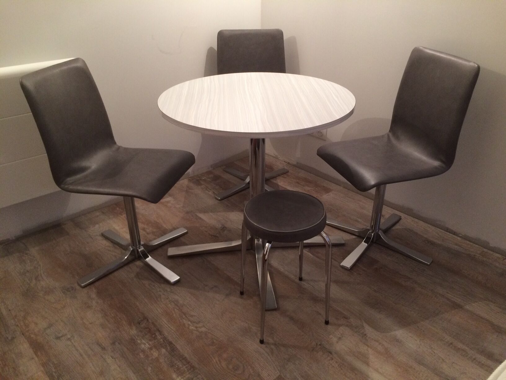Table in white Formica, 3 chairs and 1 stool in gray leatherette