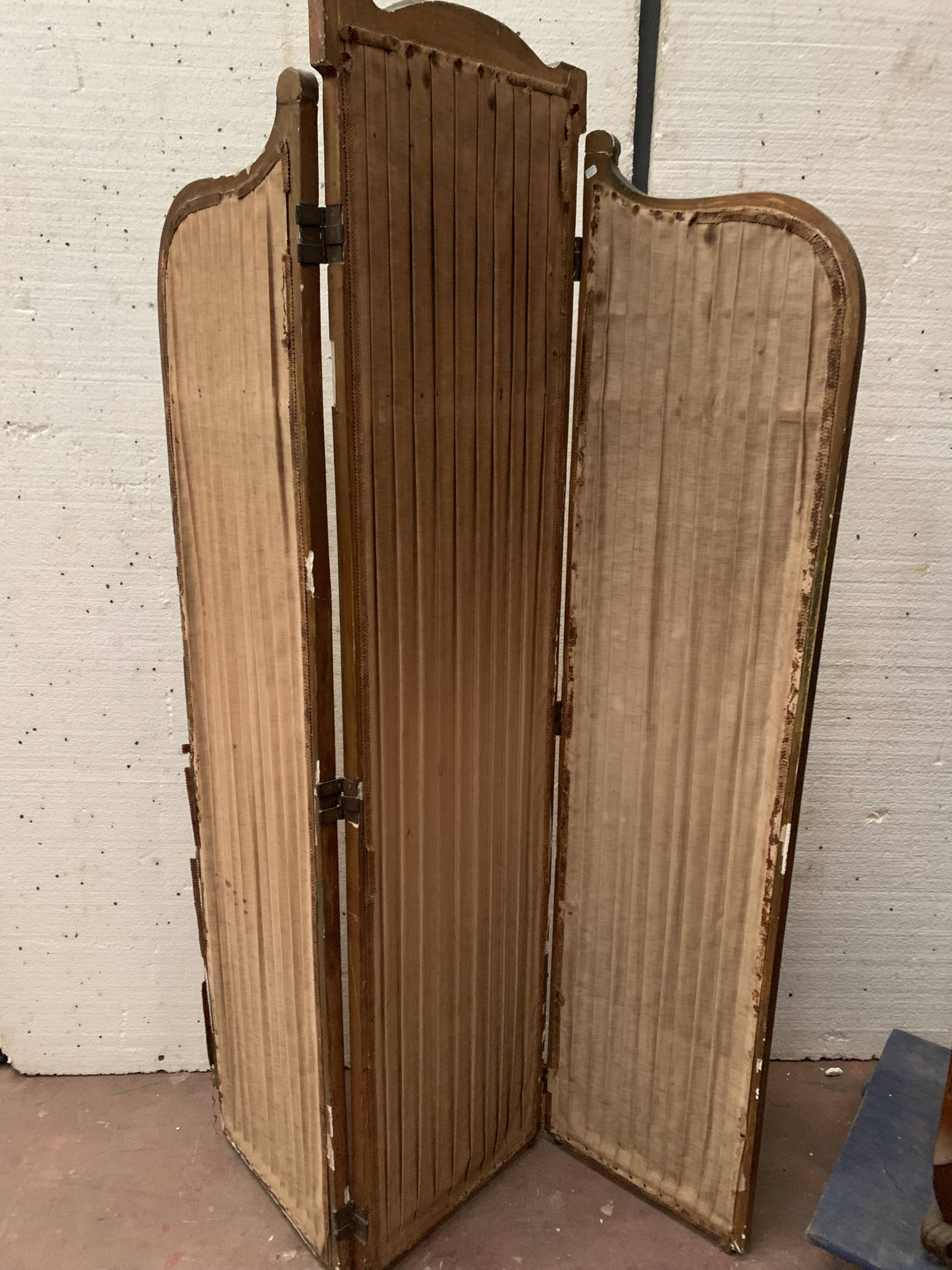 Paravent a trois panneaux de style Louis XVI en bois et stuc doré XX siècle