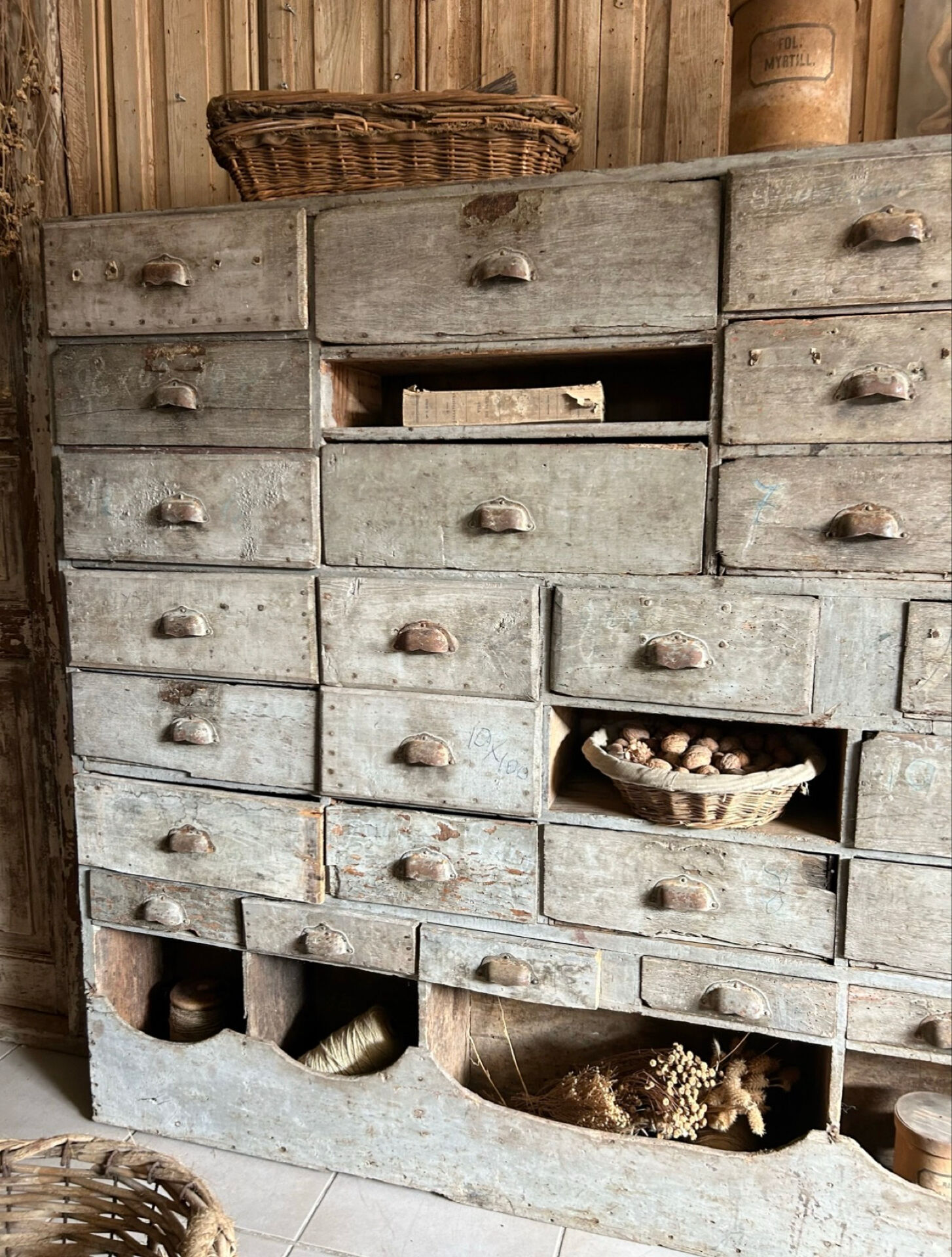 Ancien meuble de quincaillerie, meuble de métier