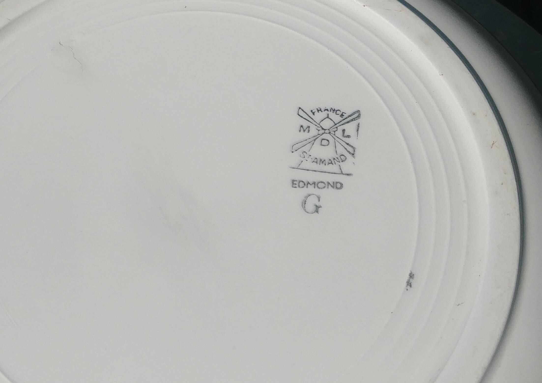 A large serving dish in Saint Amand half-porcelain edmont model