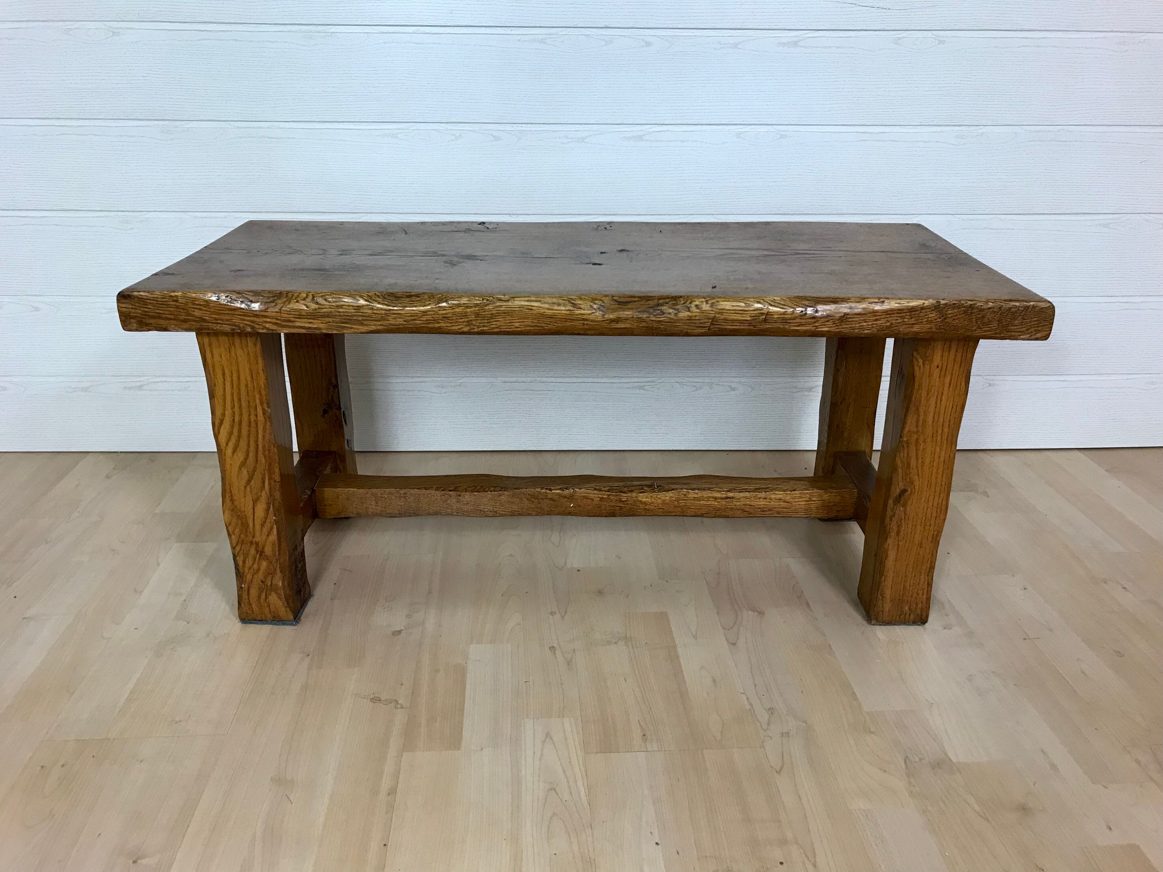 Table de salon brutaliste en chêne