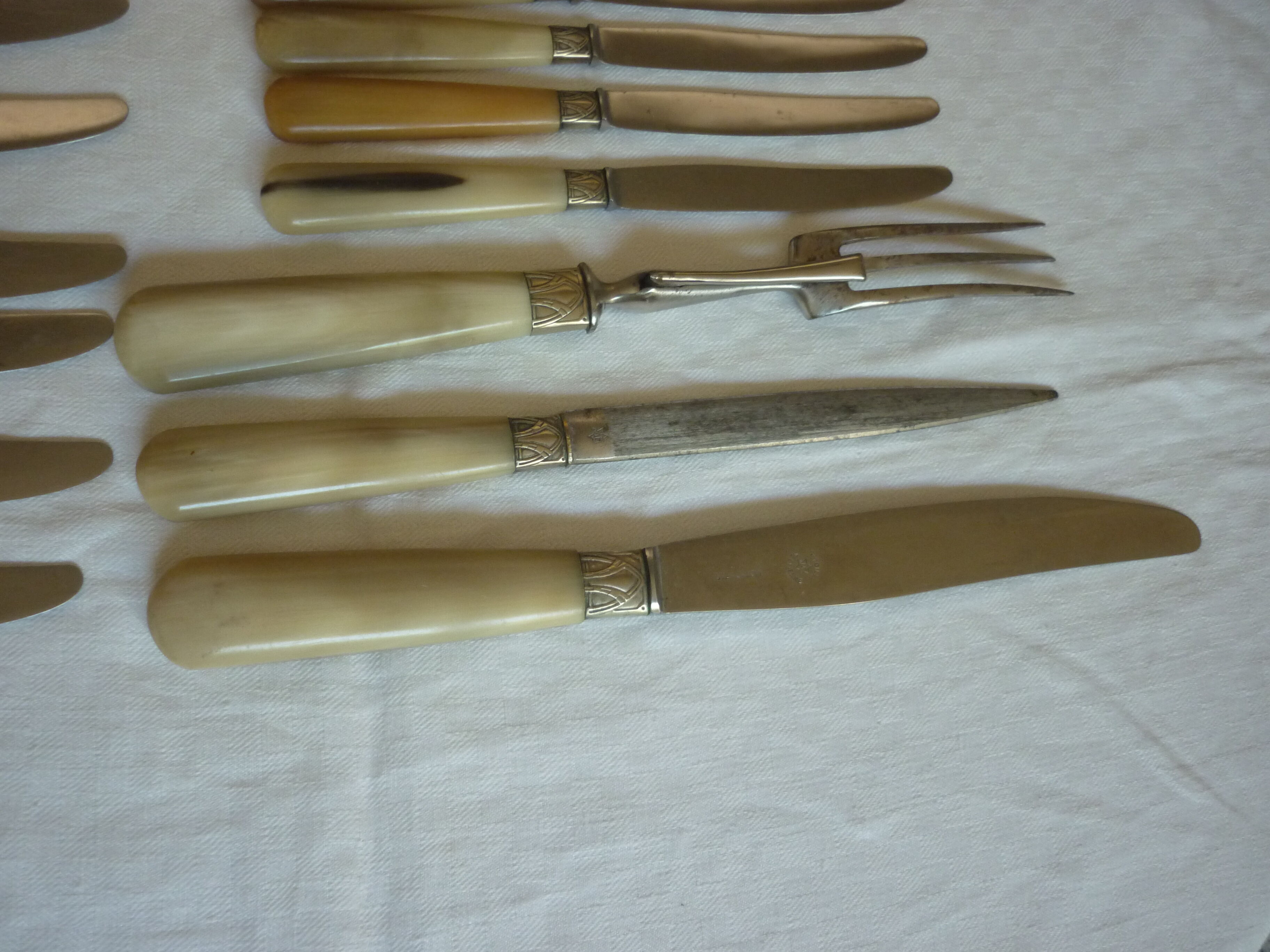 22 couteaux et 3 couverts service bakelite manufrance
