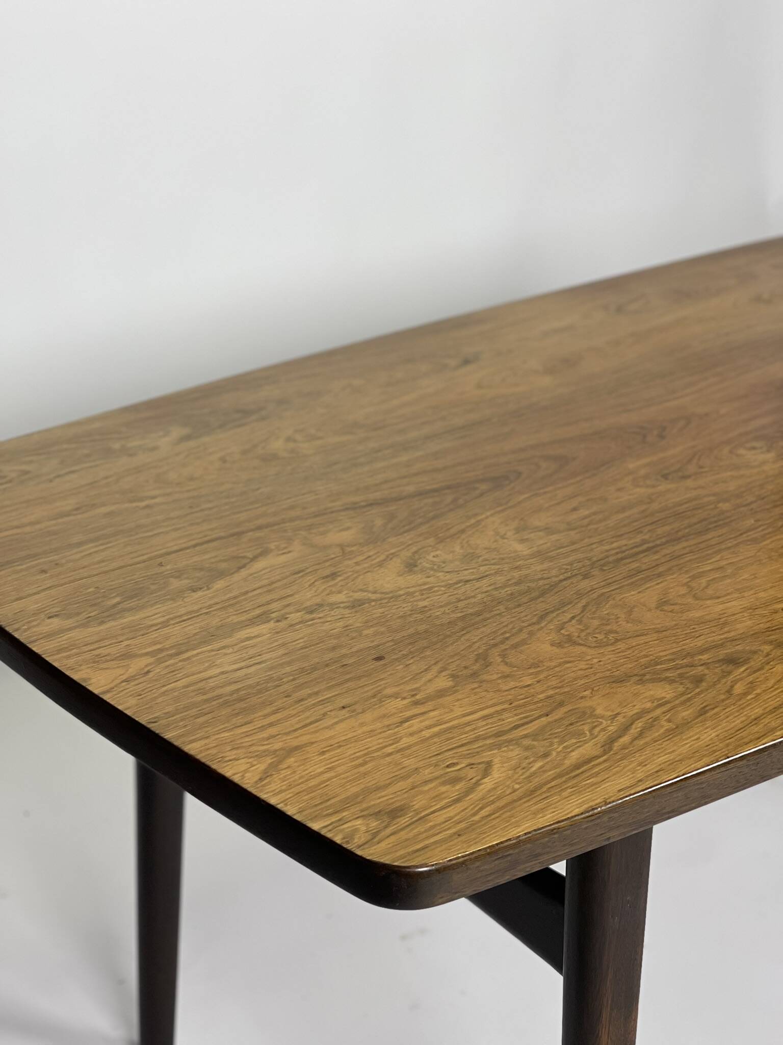 Table scandinave en palissandre par Henning Kjaernulf pour Bruno Hansen