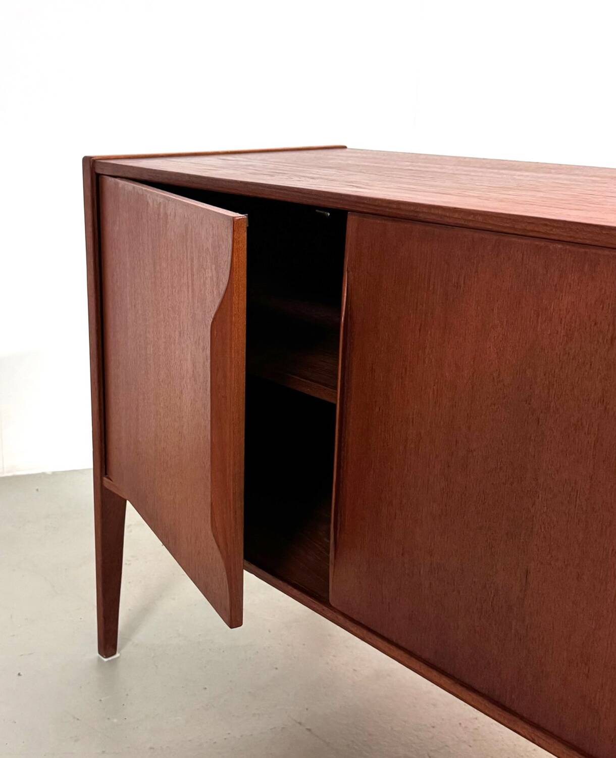 2x Teck Kai Kristiansen à côté des armoires années 1960