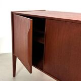 2x Teck Kai Kristiansen à côté des armoires années 1960