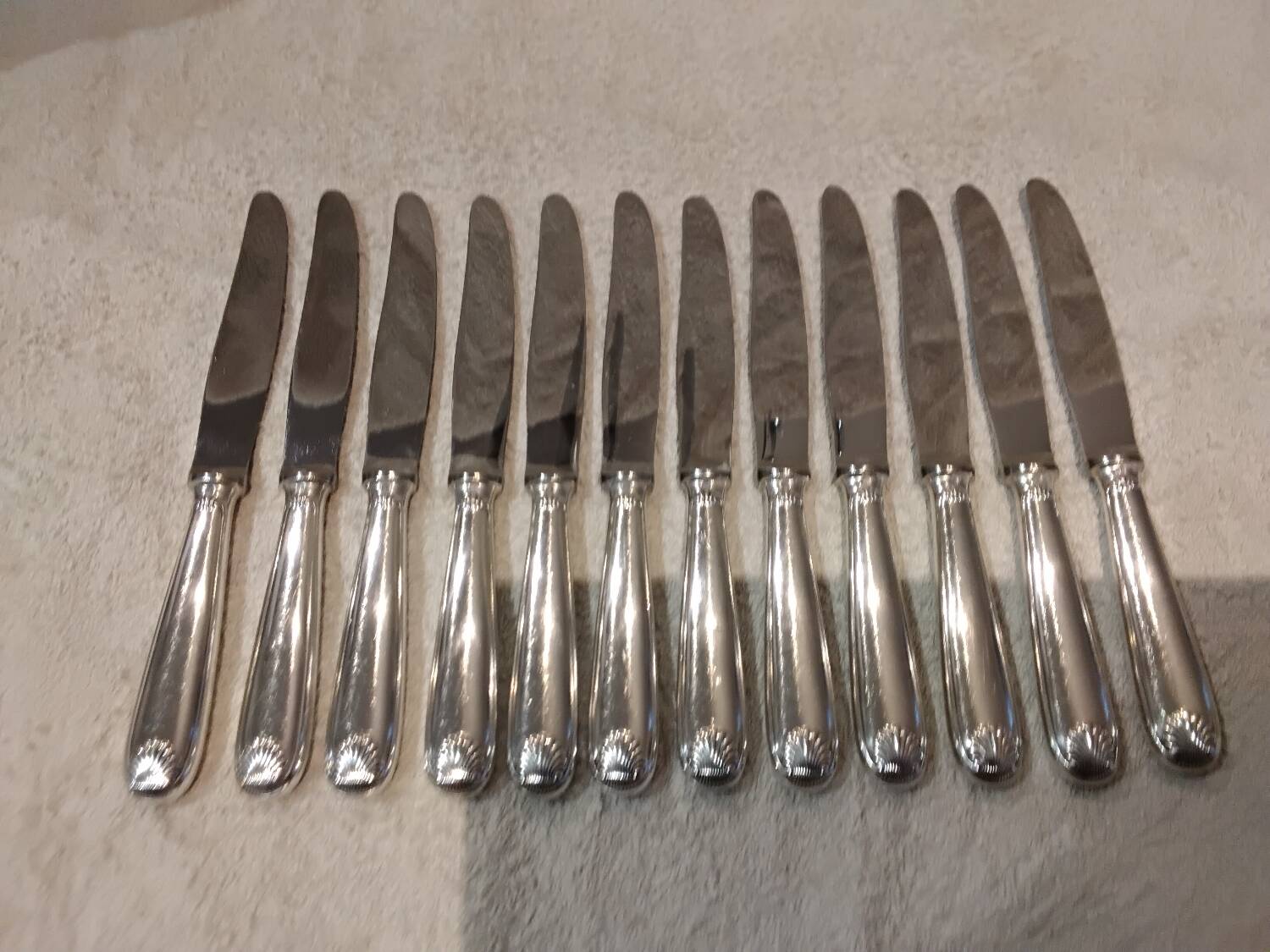 12 silver plated dessert knives, Christofle Vendome, 19.7cm