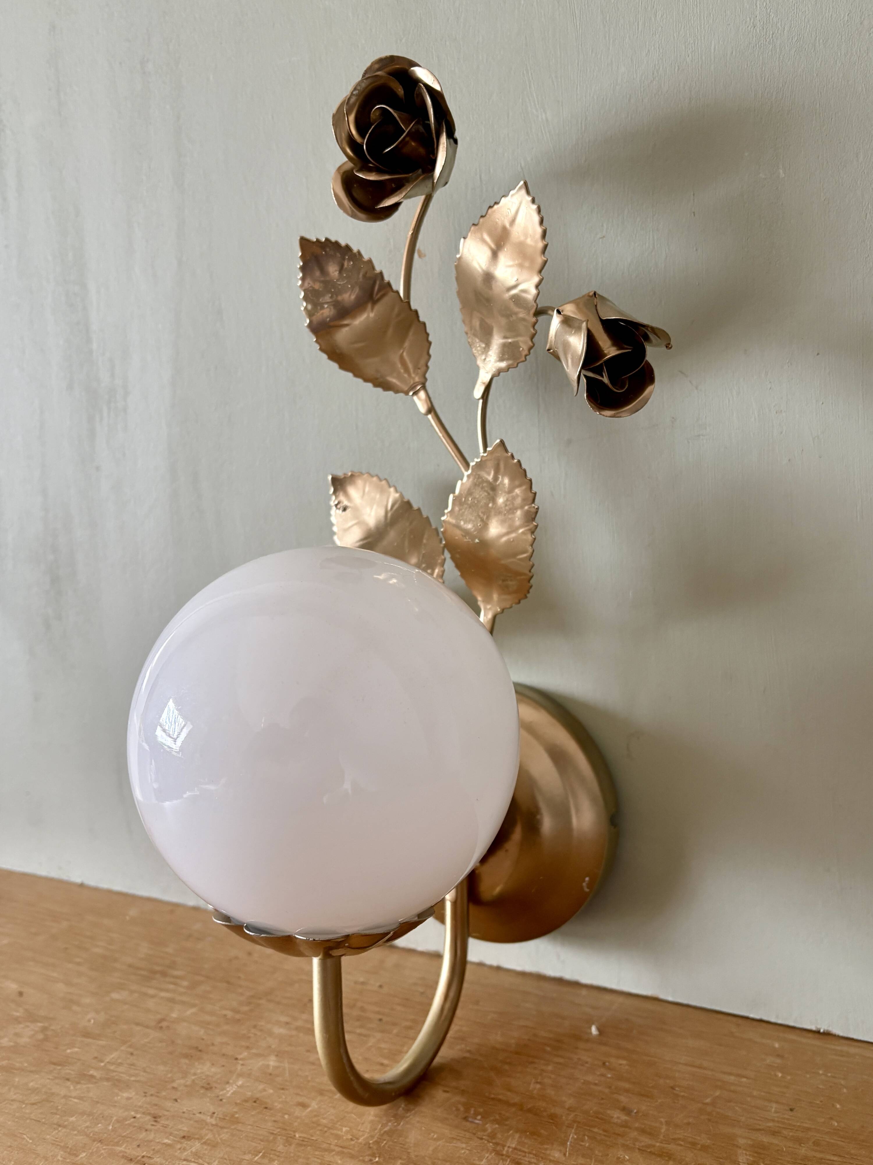 Vintage wall lamp in gold metal and white opaline