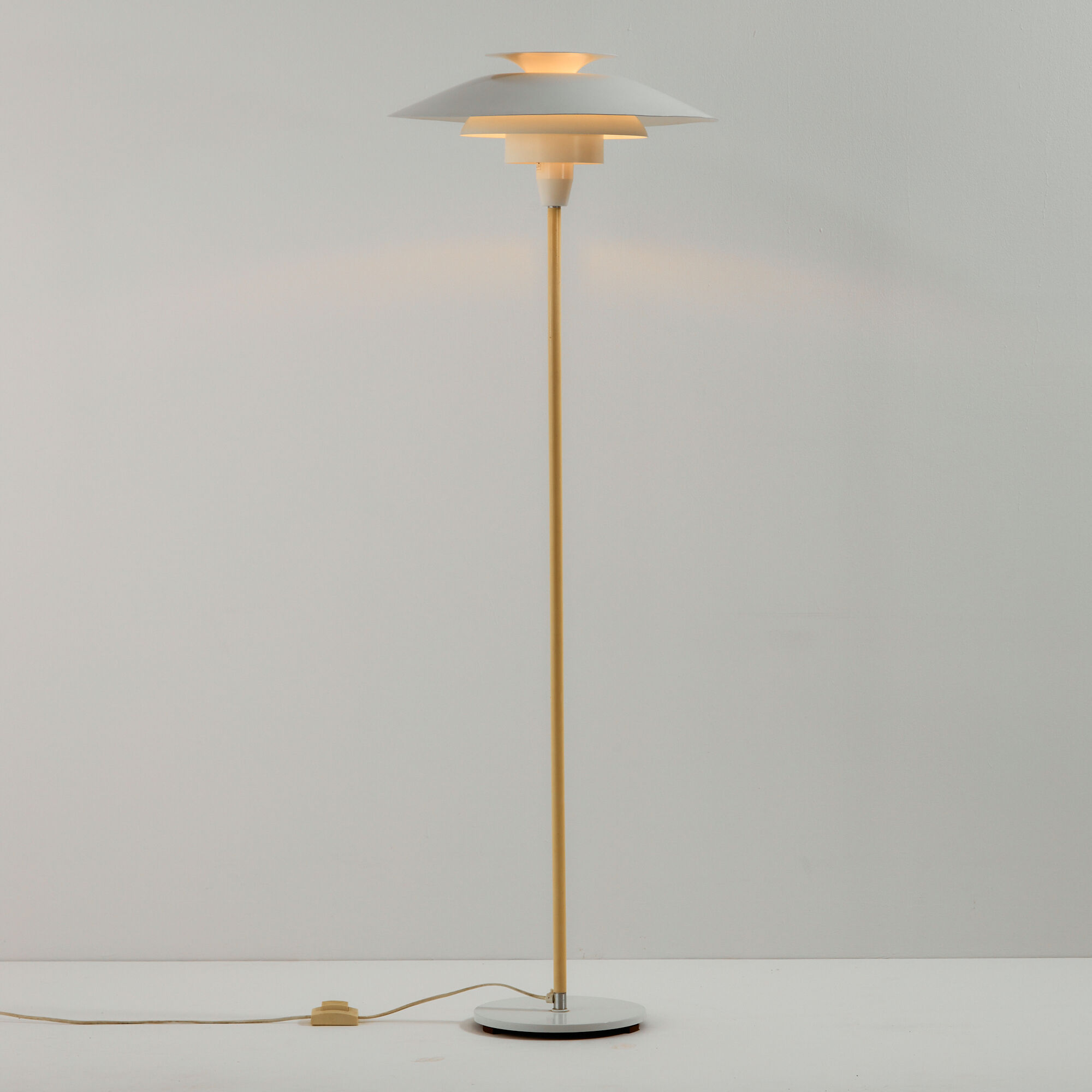 MK9971 1044-G aluminium floor lamp by Frandsen