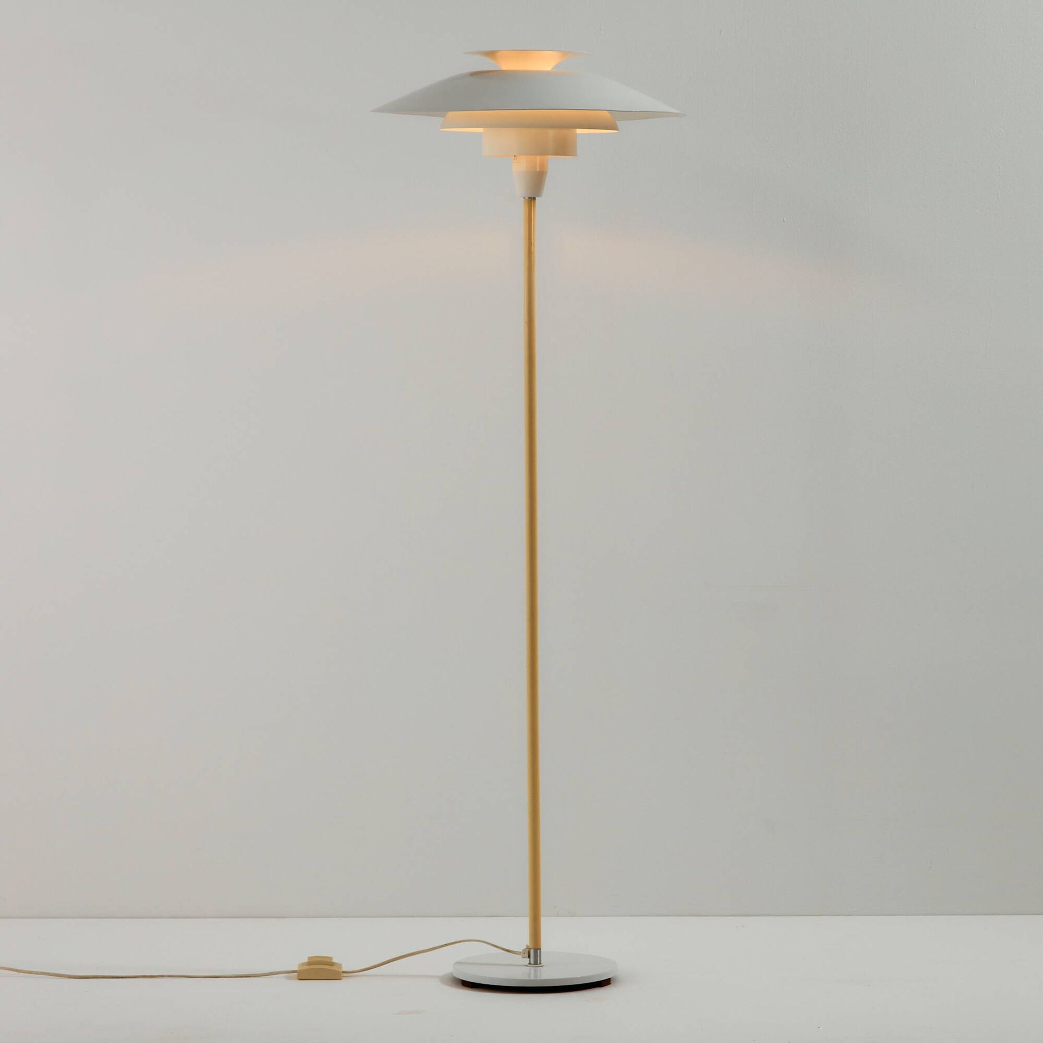 MK9971 1044-G aluminium floor lamp by Frandsen