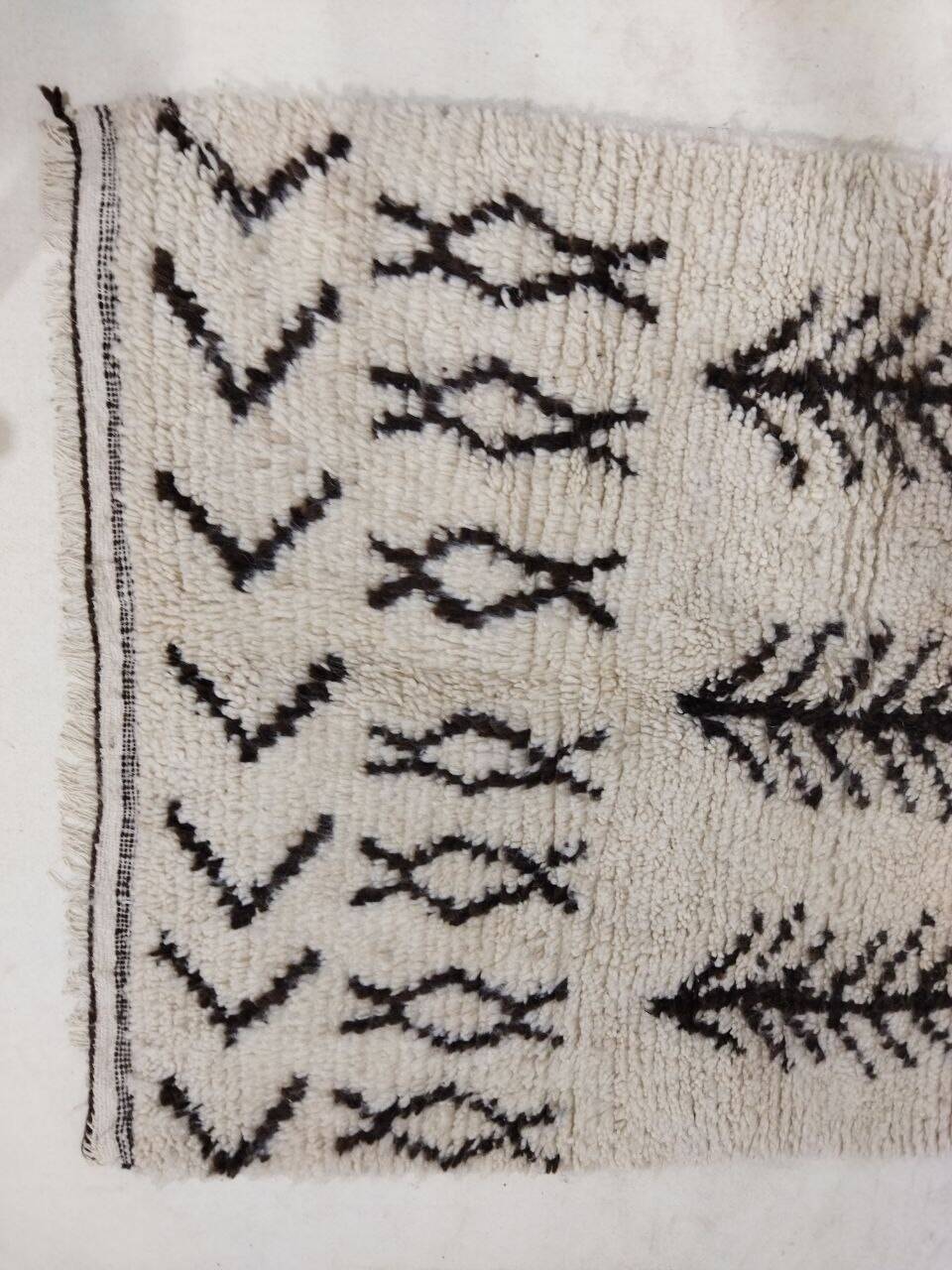 Handmade moroccan berber rug 203 x 94 cm