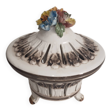 Bonbonnière en céramique italienne de Bassano, décor floral en relief