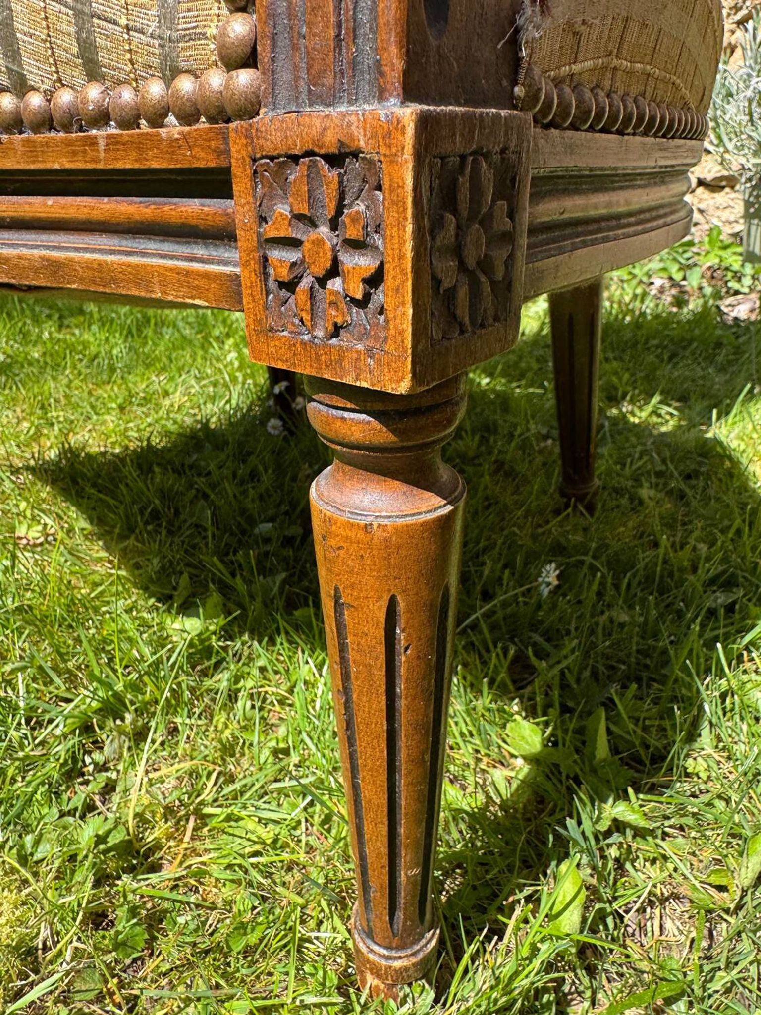 Paire de fauteuils cabriolet Louis XVI – dossier médaillon