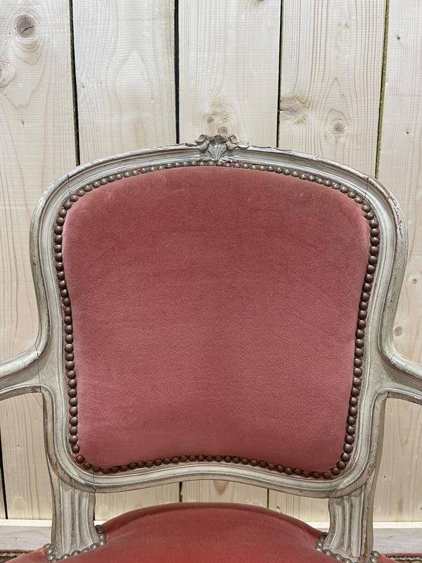 Fauteuil cabriolet de style Louis XV en velours rose