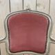 Fauteuil cabriolet de style Louis XV en velours rose