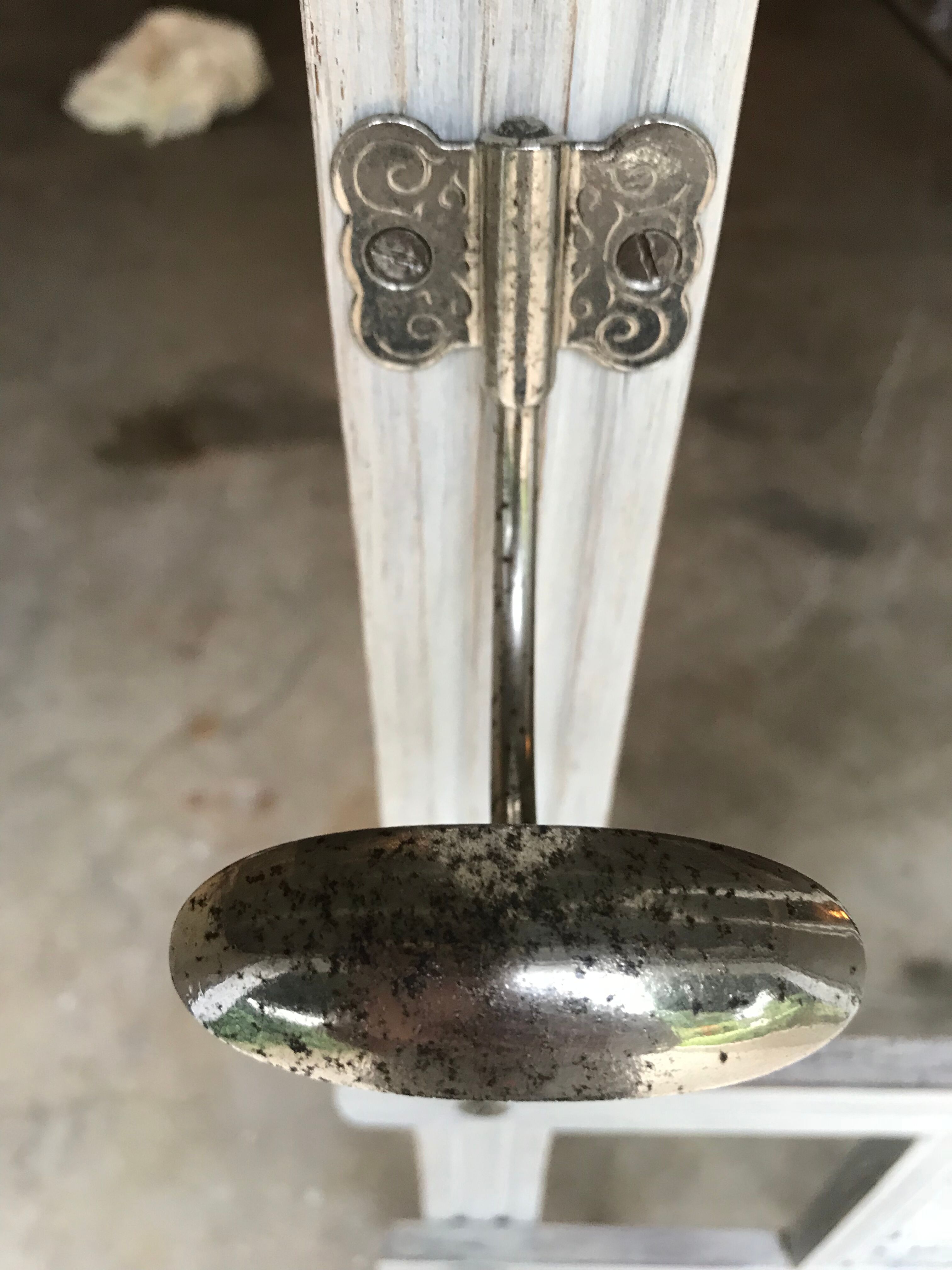 Standing coat hanger