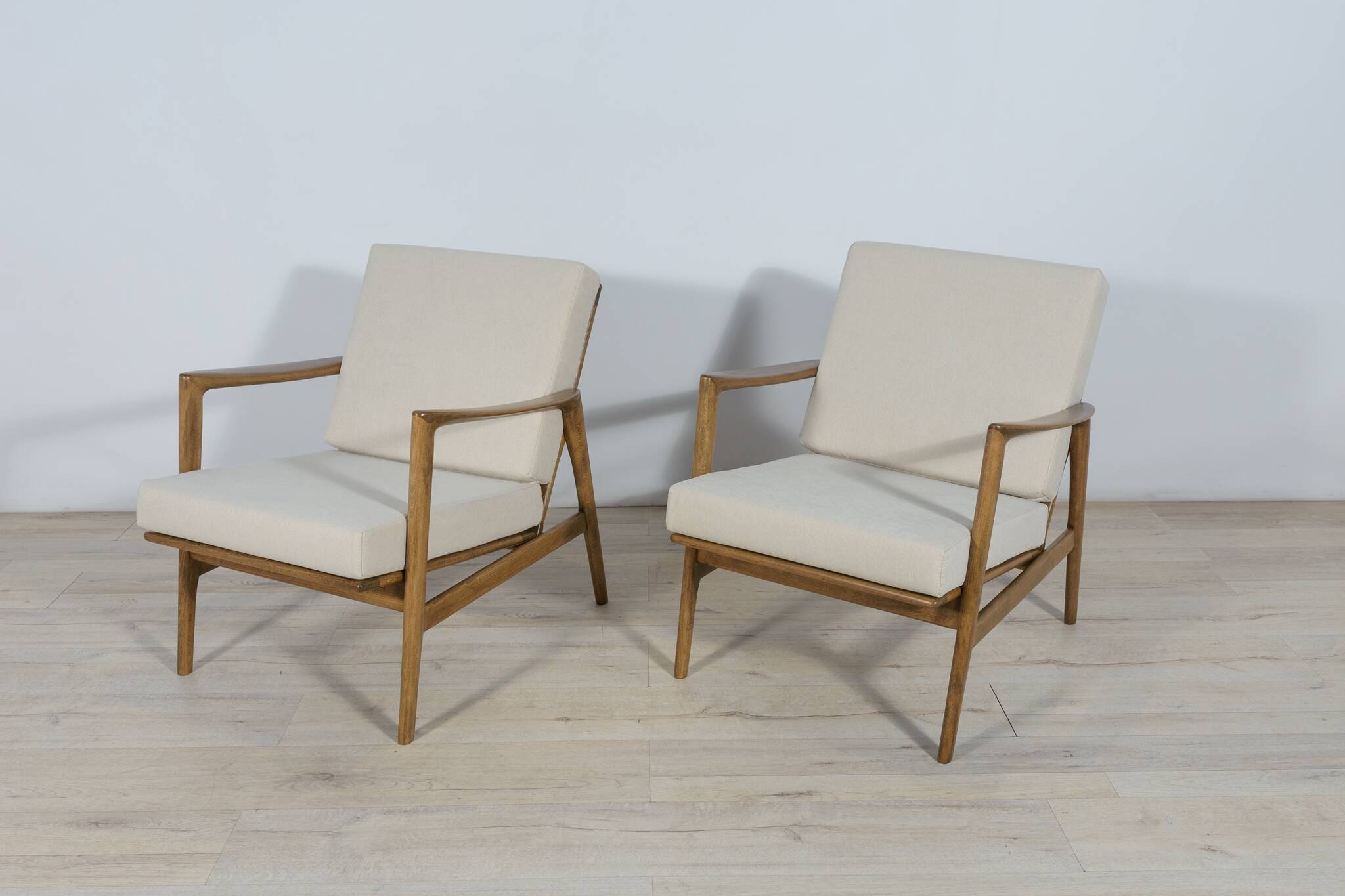300-139 Armchairs from Swarzędzka, 1960s, Set of 2
