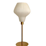 Lampe à poser avec un abat-jour vintage ancien en verre blanc, comme un origami et un pied doré