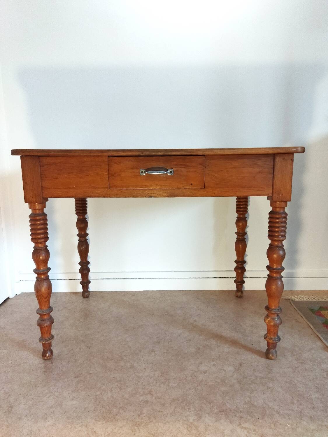 Desk with turned legs