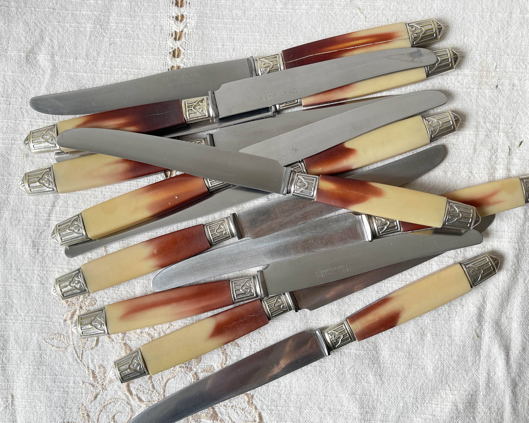 12 vintage Pradel stainless steel bakelite knives
