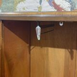 Petite armoire d'étudiant anglais en loupe de noyer des années 1930