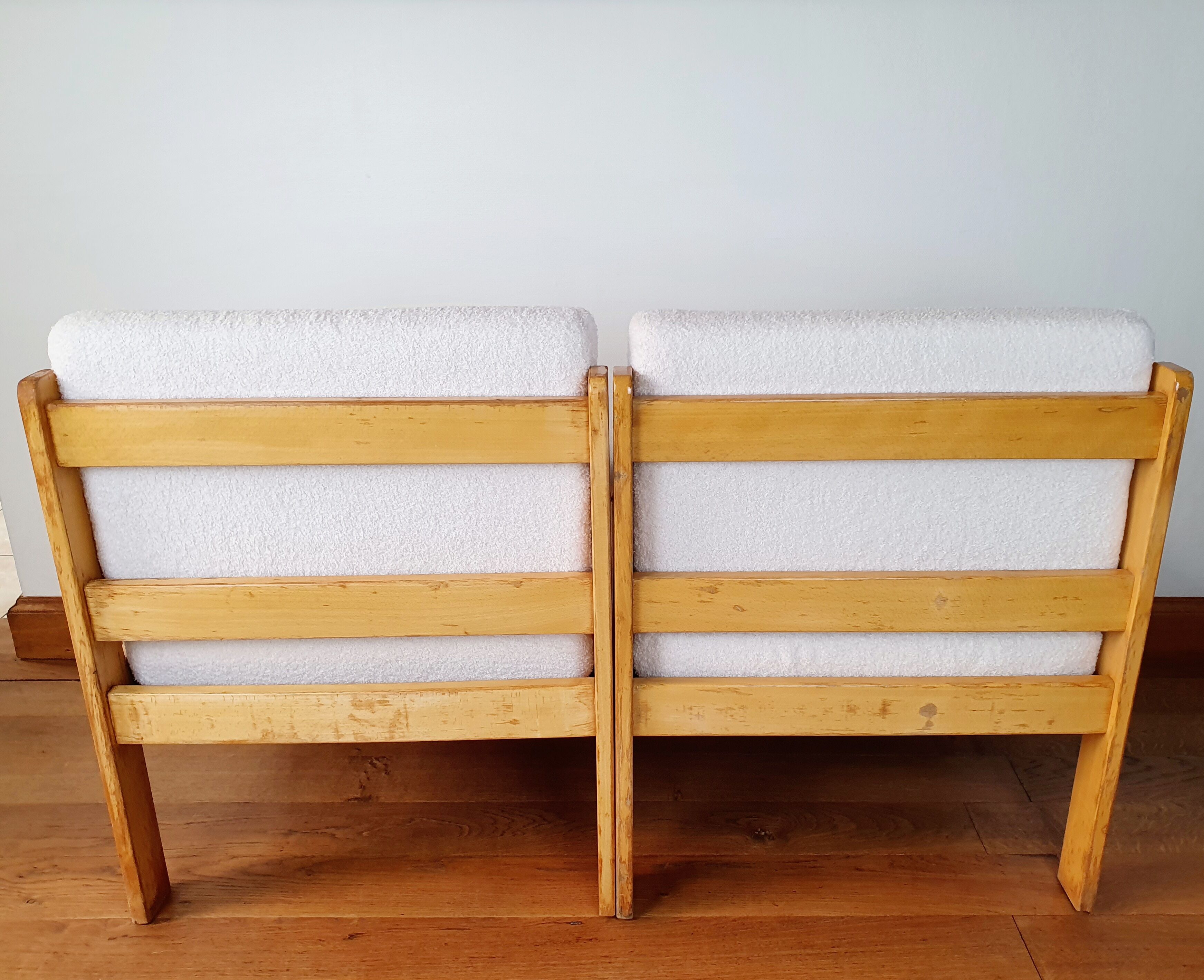 Paire de chauffeuses bois et tissu bouclette