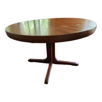 Table scandinave d’époque modèle Baumann en noyer massif