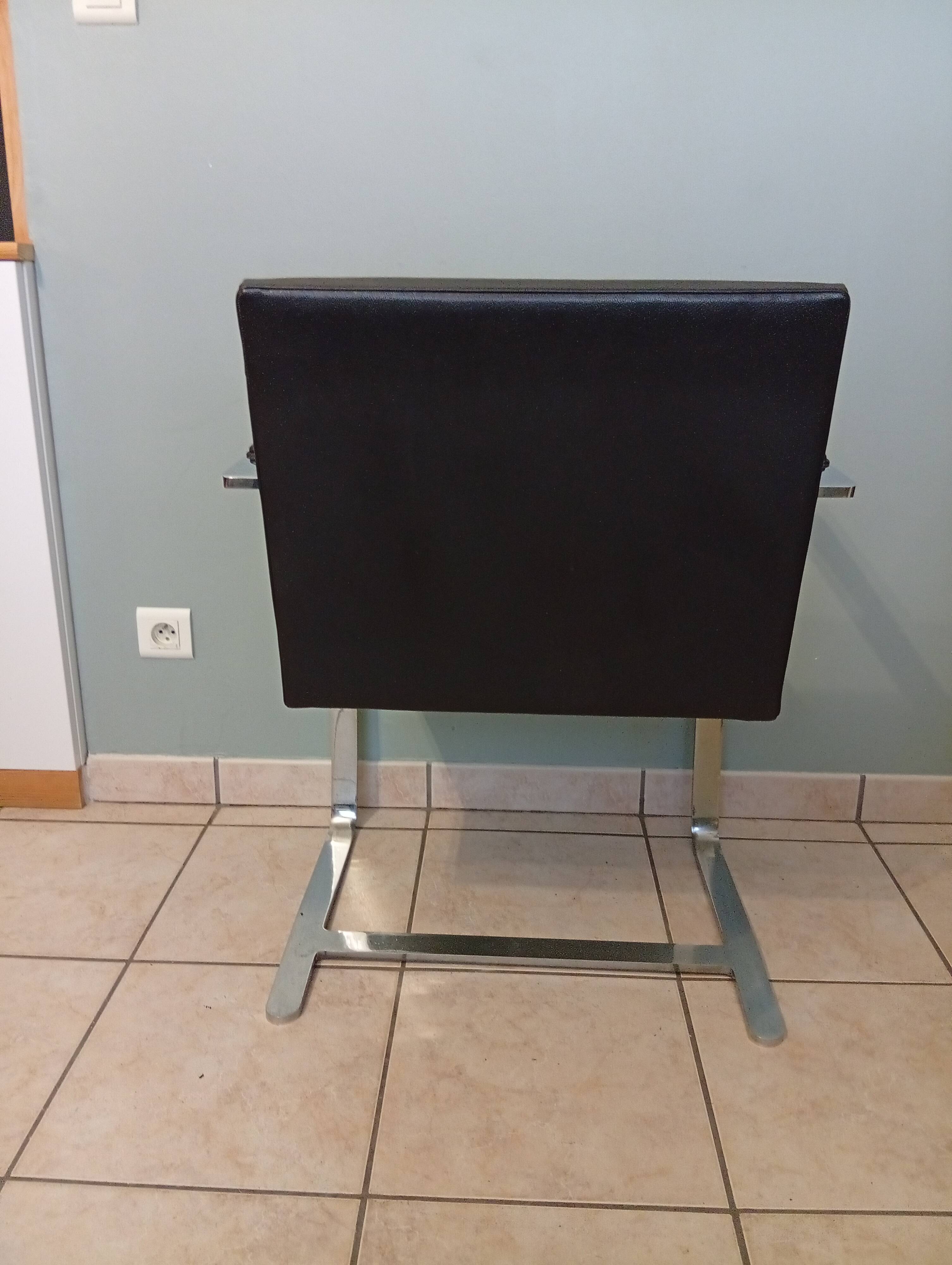 Set of 4 BRNO chairs, Mies Van Der Rohe, Knoll lot