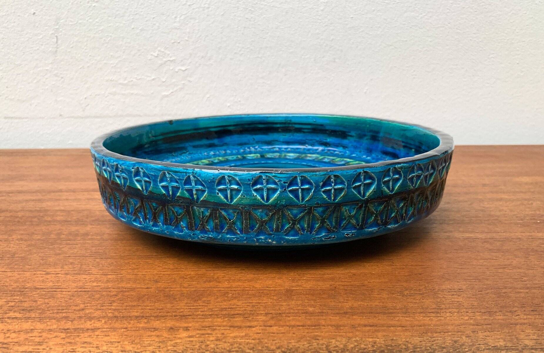 Large bowl in Rimini Blu pottery in mid-century style by Aldo Londi for Bitossi, Italy, 1960s.