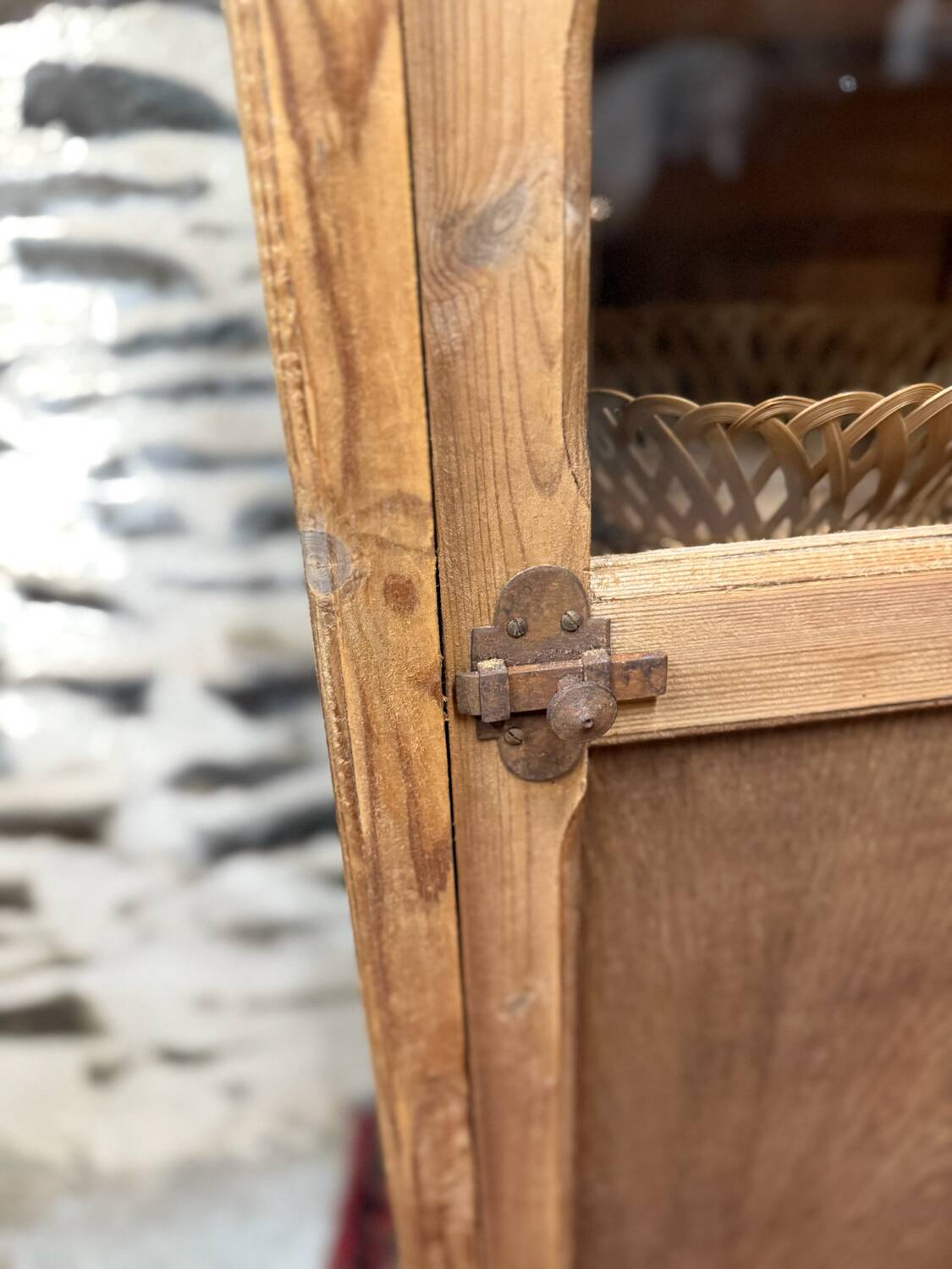 Vitrine parisienne ancienne décapée