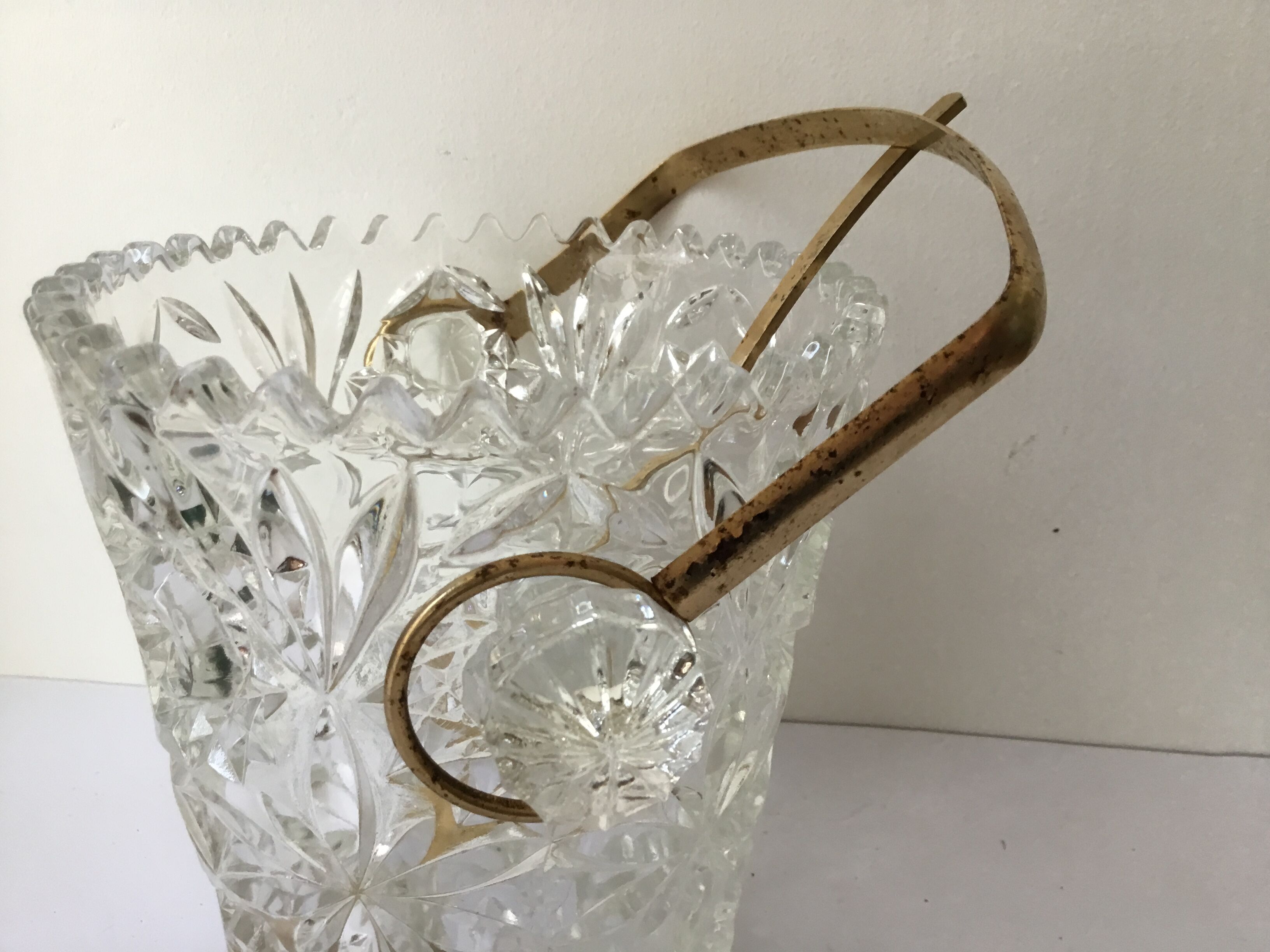 Chiseled glass ice bucket