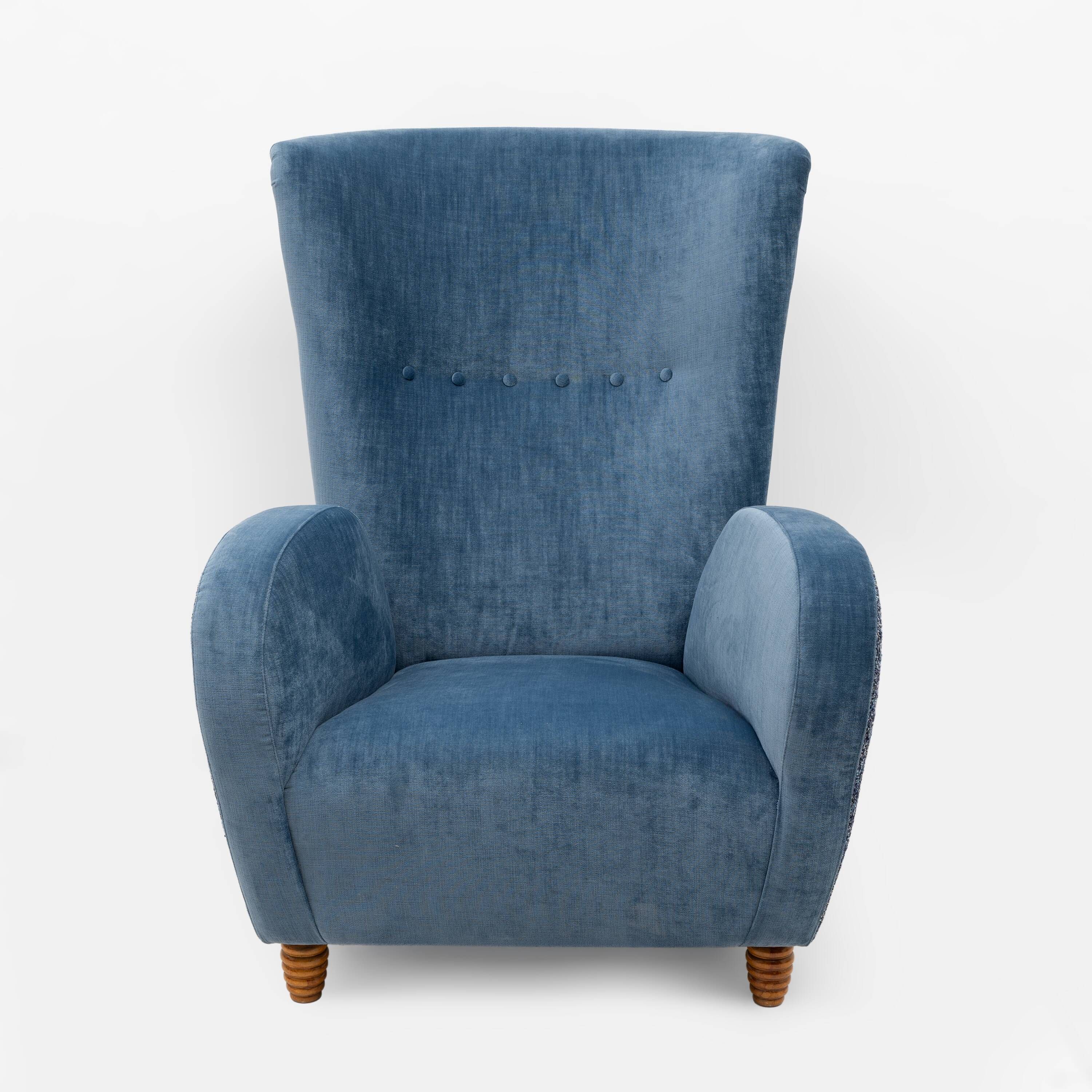 Paire de fauteuils à dossier haut italiens Paolo Buffa en velours bleu et chenille.