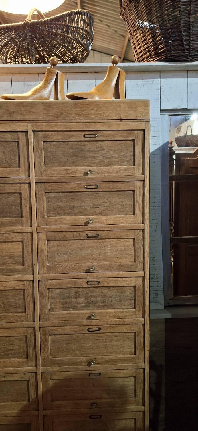 Trade cabinet with flaps