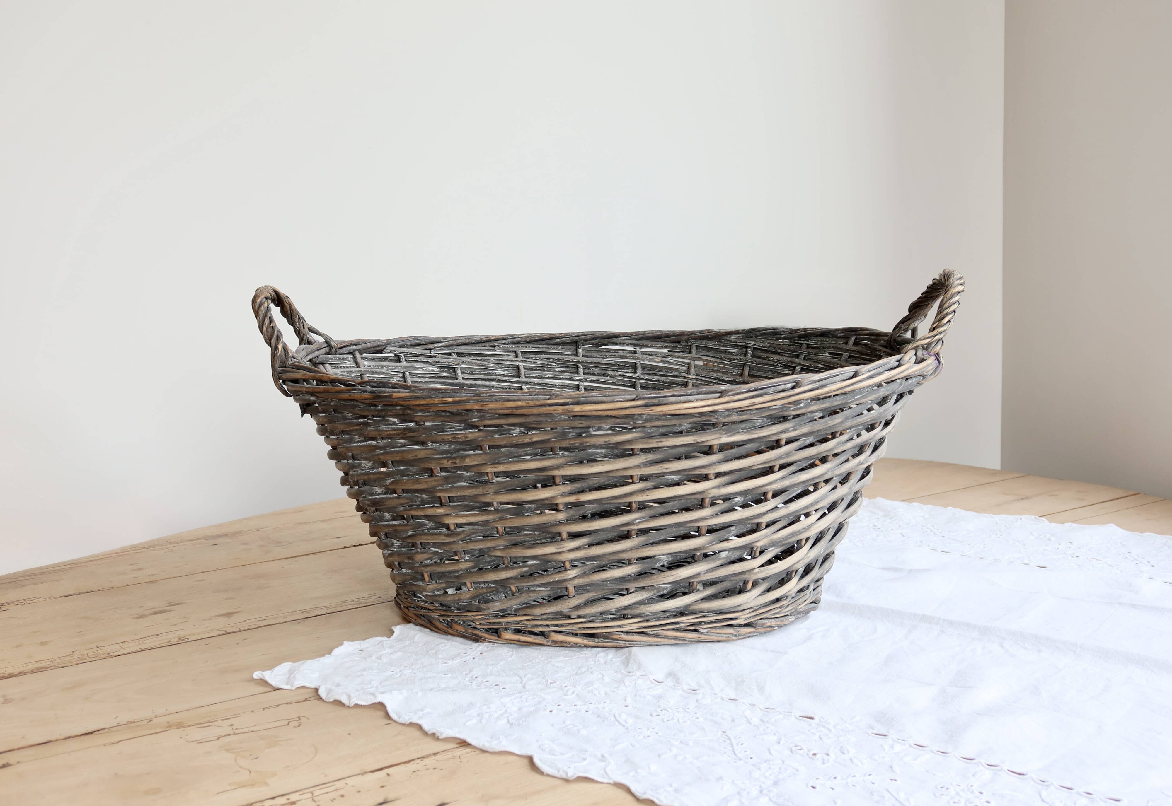 Grand panier vintage en osier tressé à doubles anses