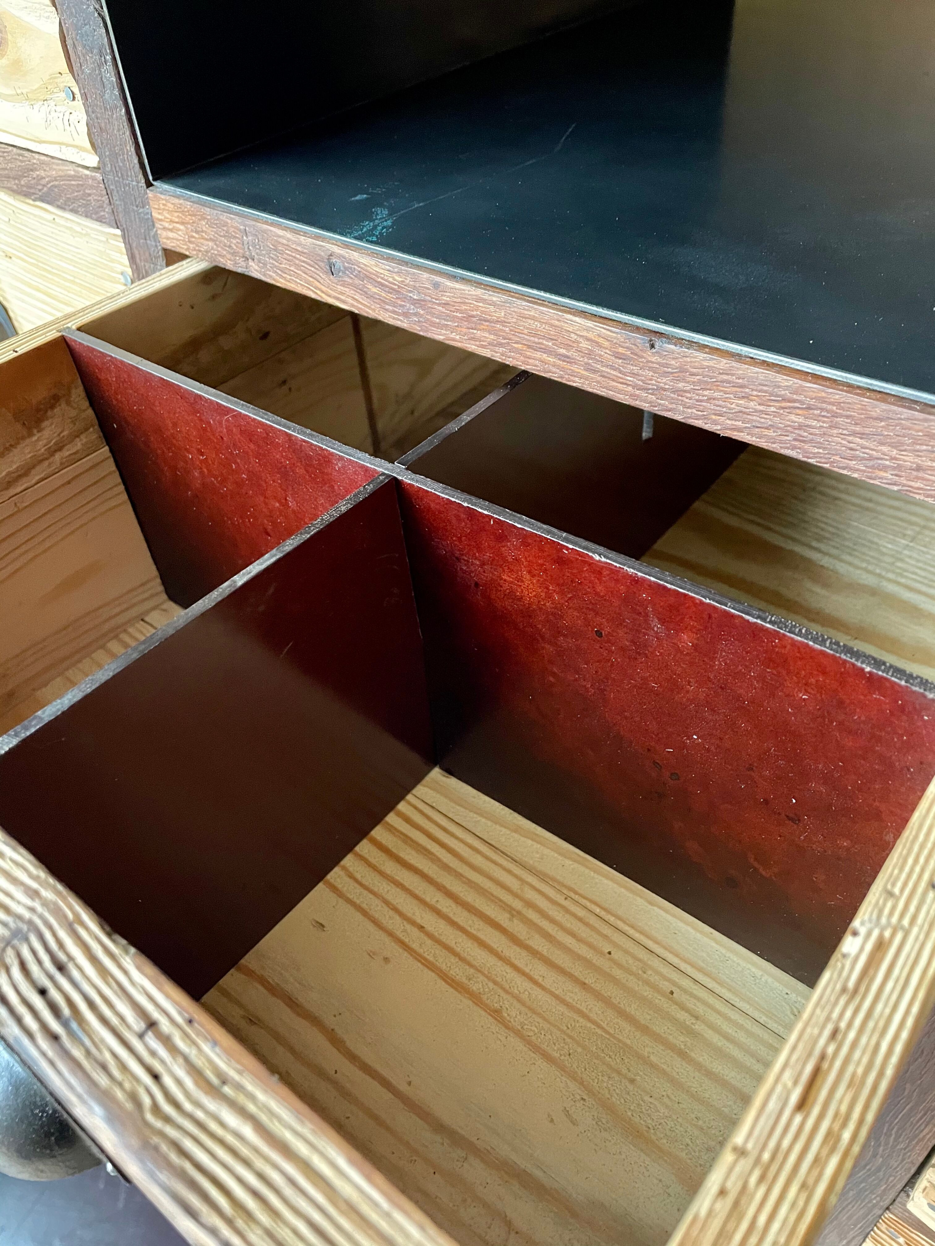 Trade cabinet with drawers