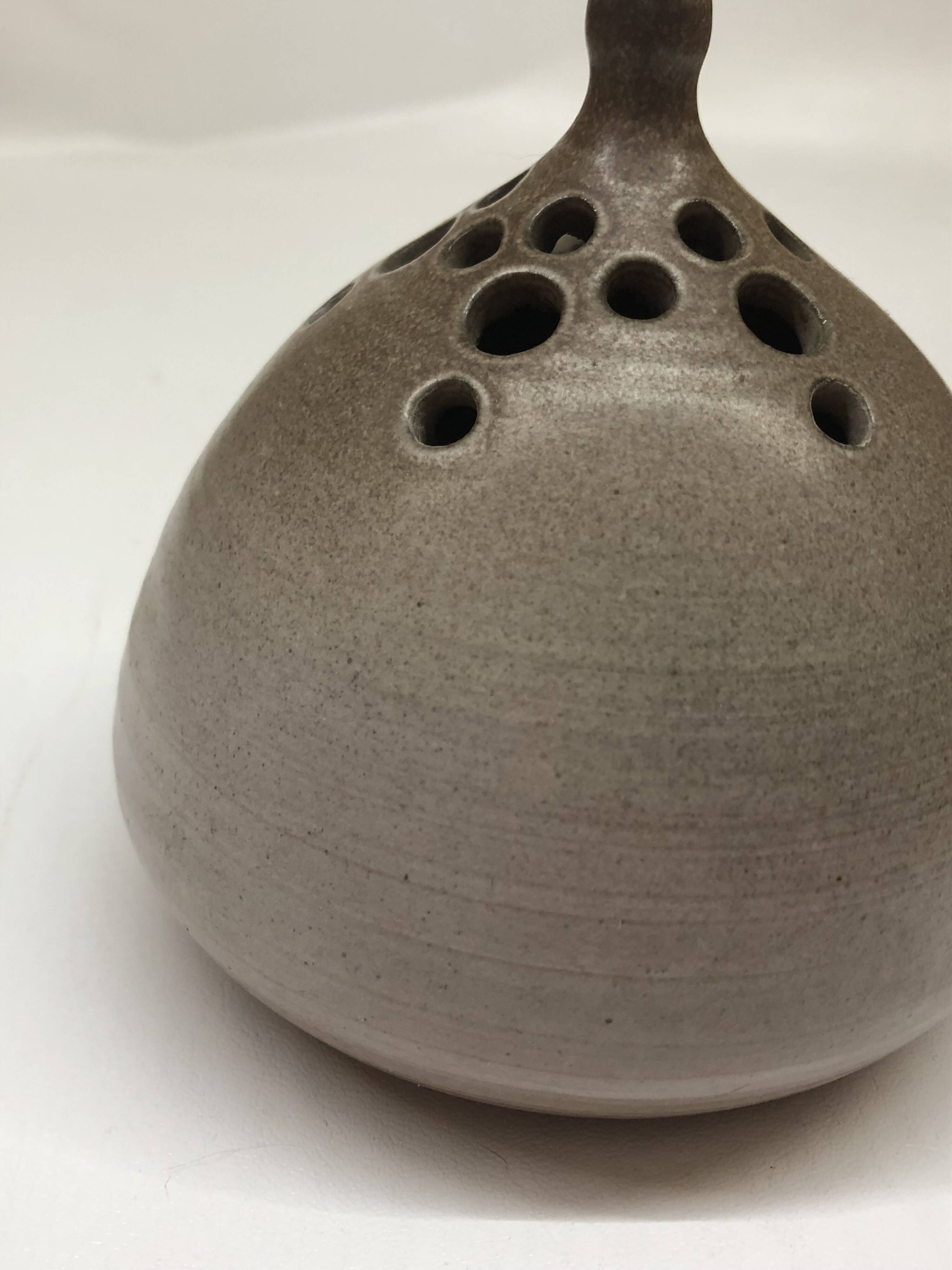 Vase pique fleur par Françoise Henry