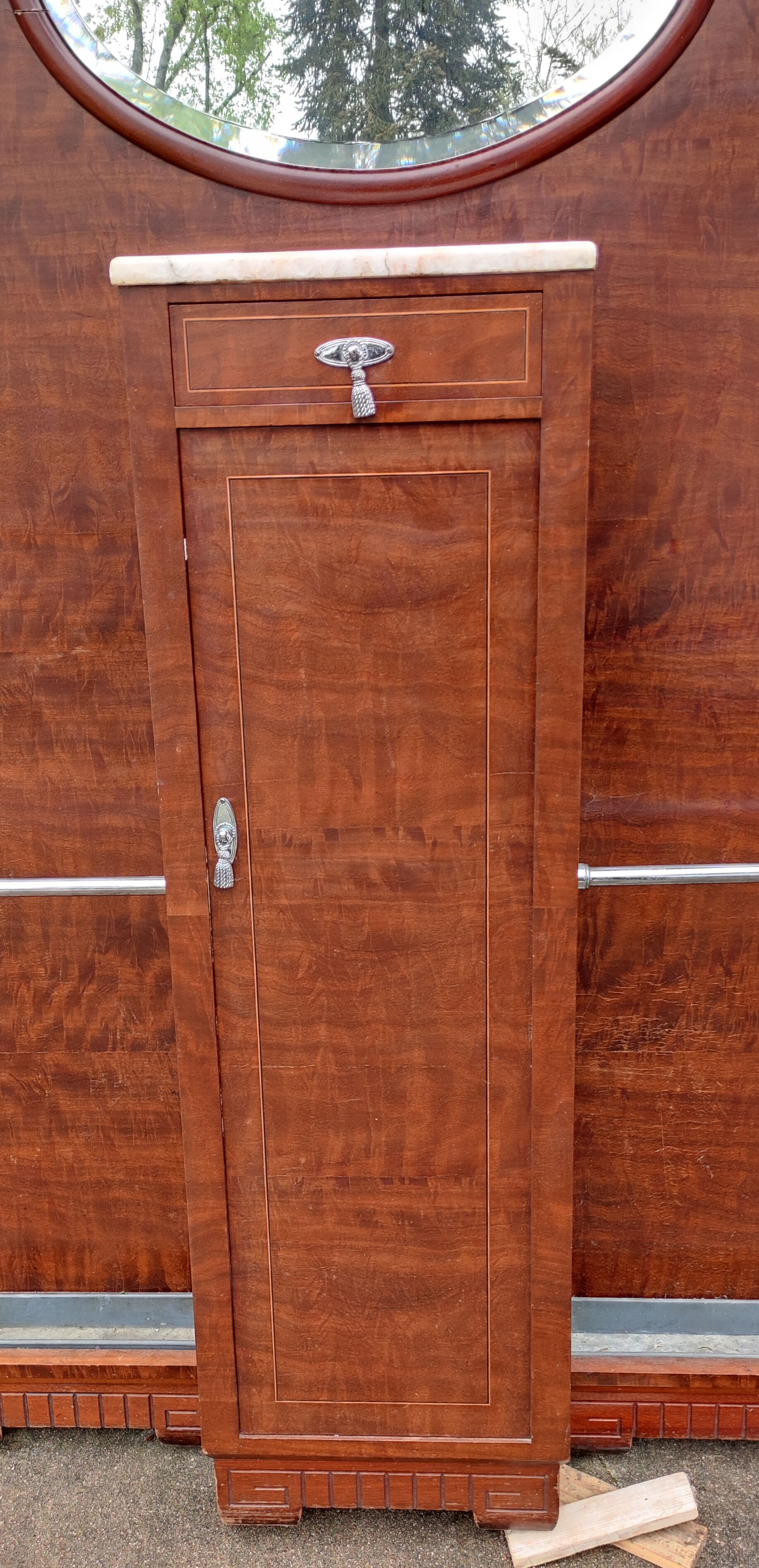 Art deco entrance cloakroom